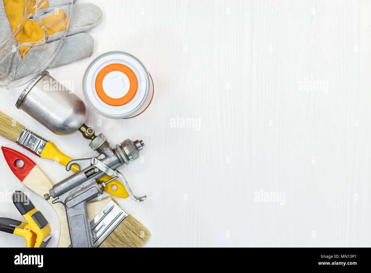 Hausarbeit tools flache Ansicht. Malerei Pinsel, Dosen, Handschuhe, Schutzbrille, Farbspritzpistole auf weißem Hintergrund Stockfoto
