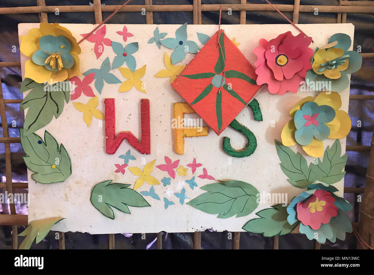 Ein Banner in einem ActionAid Frauen freundlich Platz im Moinerghona Siedlung in Bangladesch. Stockfoto