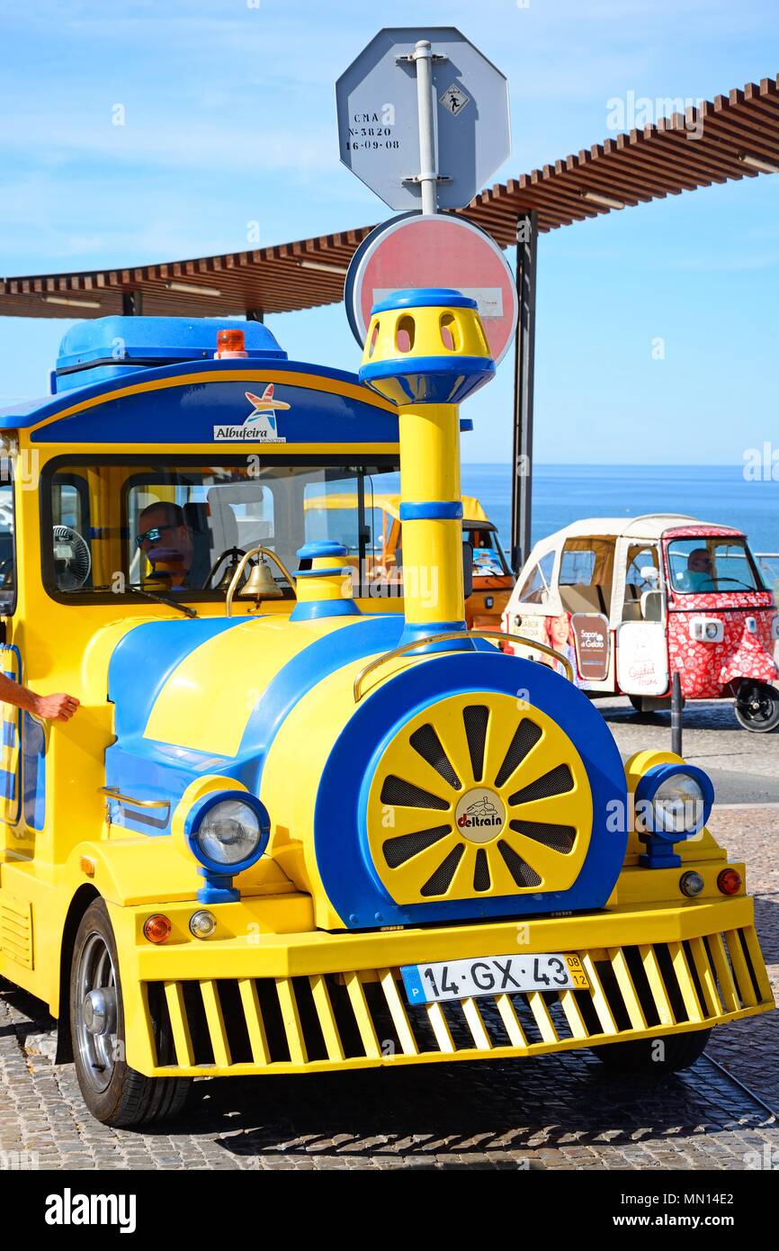 Touristische land Zug geparkt am Miradouro do Pau da Bandeira, Albufeira, Portugal, Europa. Stockfoto