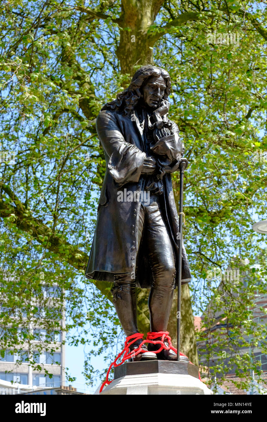 Die Statue von Edward colston im Zentrum von Bristol. Die Ketten wurden hinzugefügt, seine Beteiligung an der historischen Sklavenhandel zu zeigen Stockfoto