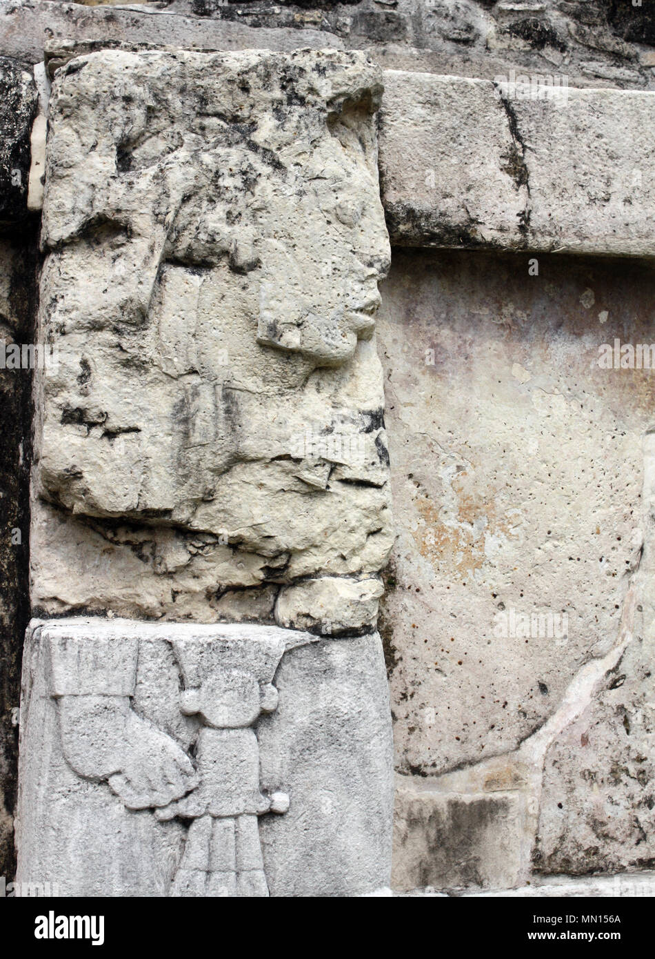 Basrelief Schnitzwerk mit eines Maya-Königs Pakal, präkolumbische Maya-Zivilisation, Palenque, Chiapas, Mexiko, Nordamerika. UNESCO-Weltkulturerbe Stockfoto