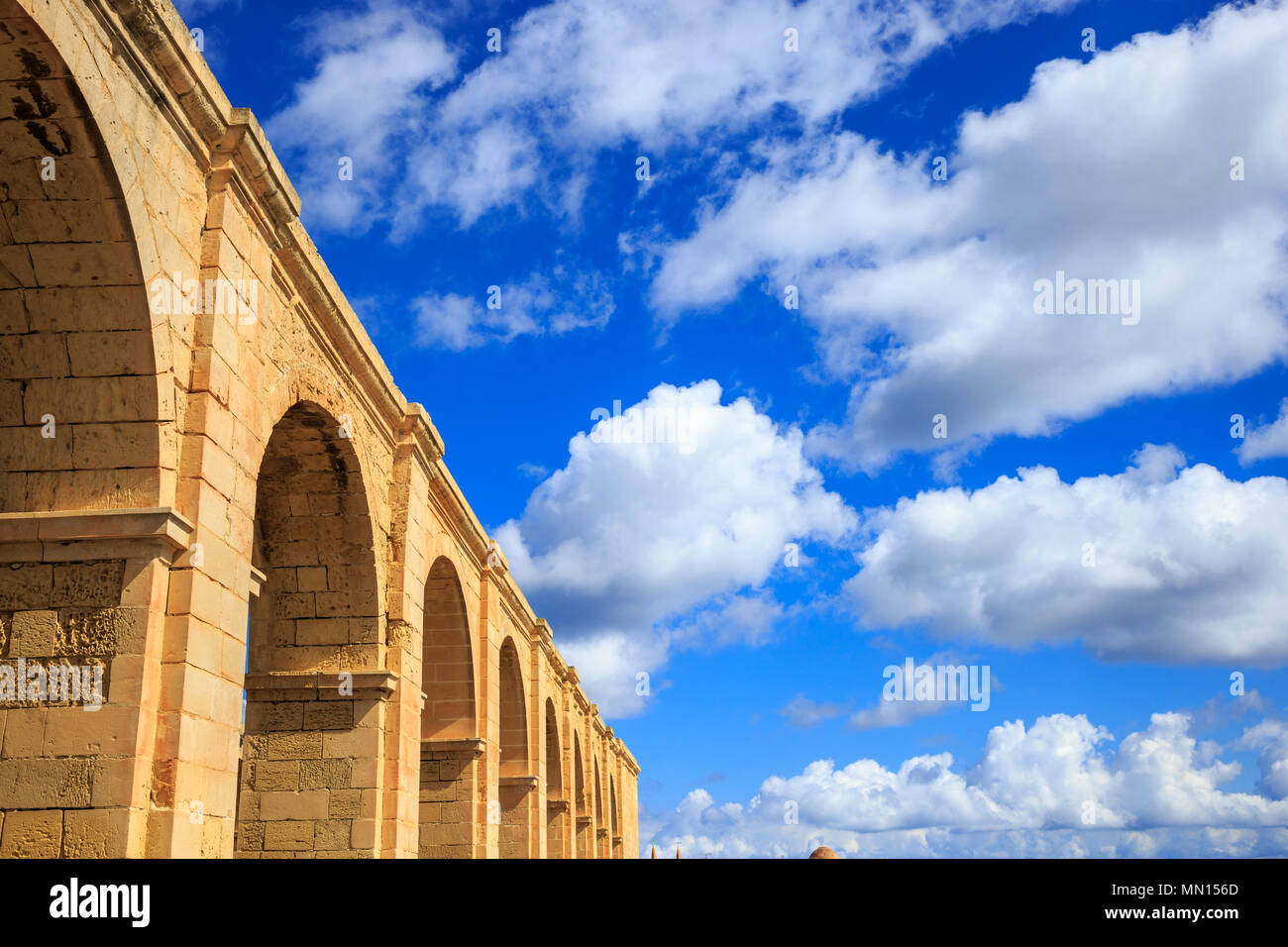 Upper Barrakka Gardens, Valletta, Malta. Stein Terrasse unter blauen Himmel mit einigen weissen Wolken. Obere Ansicht. Stockfoto