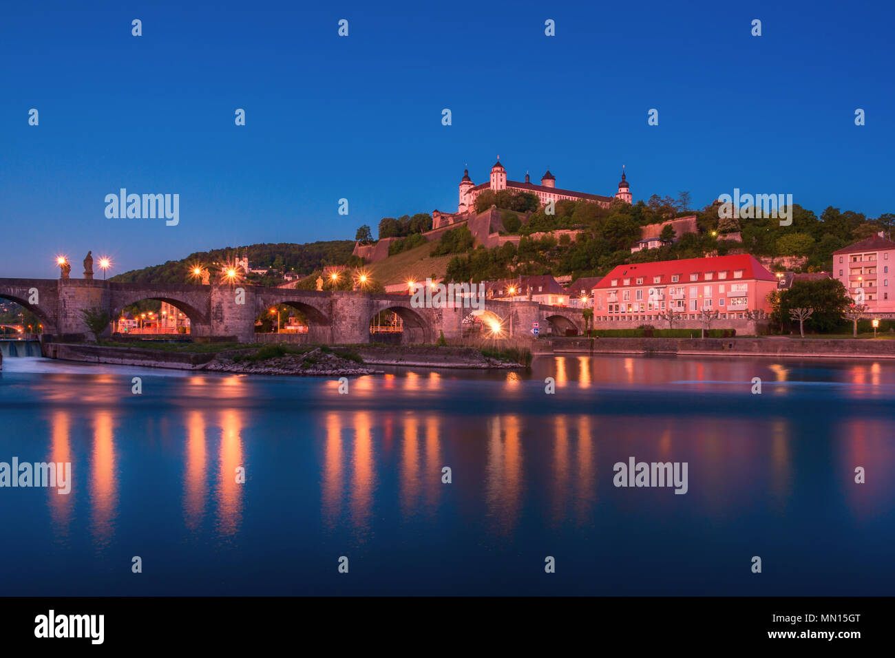 Wunderschöne Aussicht auf Würzburg alte Main Brücke über den Main und das Schloss in der Altstadt von Würzburg, Bayern, Deutschland - Teil des Rom Stockfoto