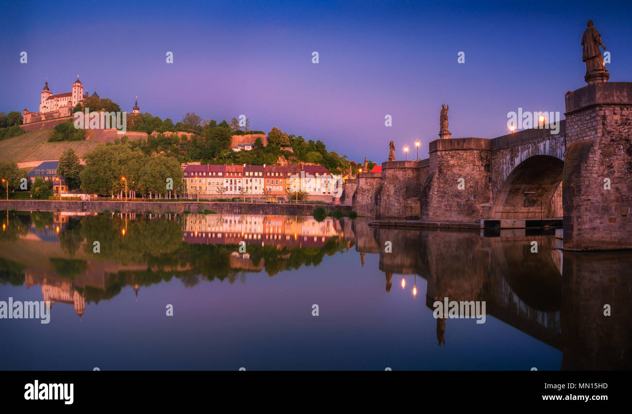 Wunderschöne Aussicht auf Würzburg alte Main Brücke über den Main und das Schloss in der Altstadt von Würzburg, Bayern, Deutschland - Teil des Rom Stockfoto