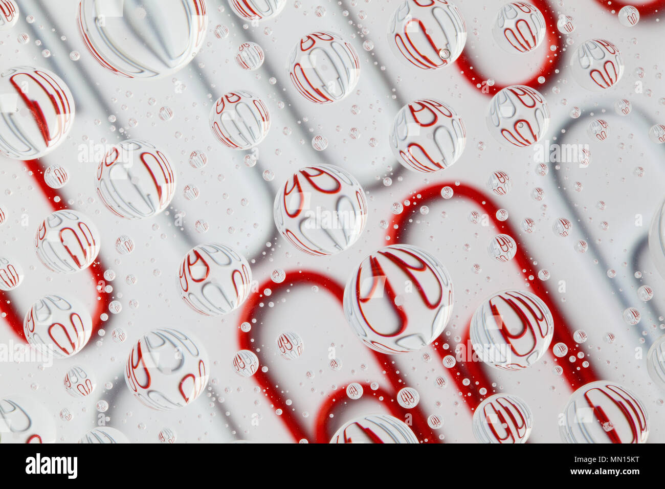 Farbe Hintergrund mit Regentropfen und Büroklammern Stockfoto