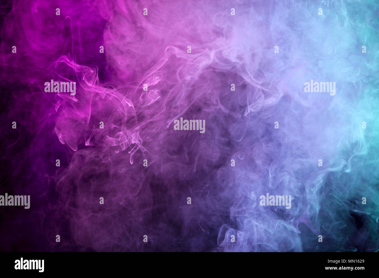Pink Blau Und Lila Wolke Von Rauch Der Weissen Isoliert Hintergrund Hintergrund Aus Dem Rauch Von Vape Stockfotografie Alamy