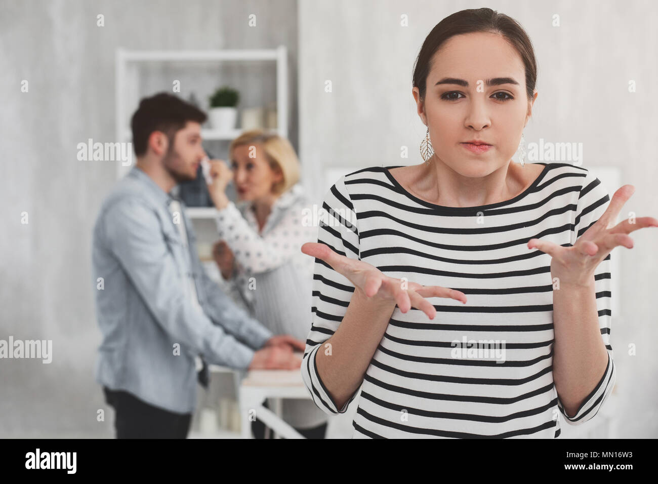 Freudlos junge Frau gestikulierend Stockfoto