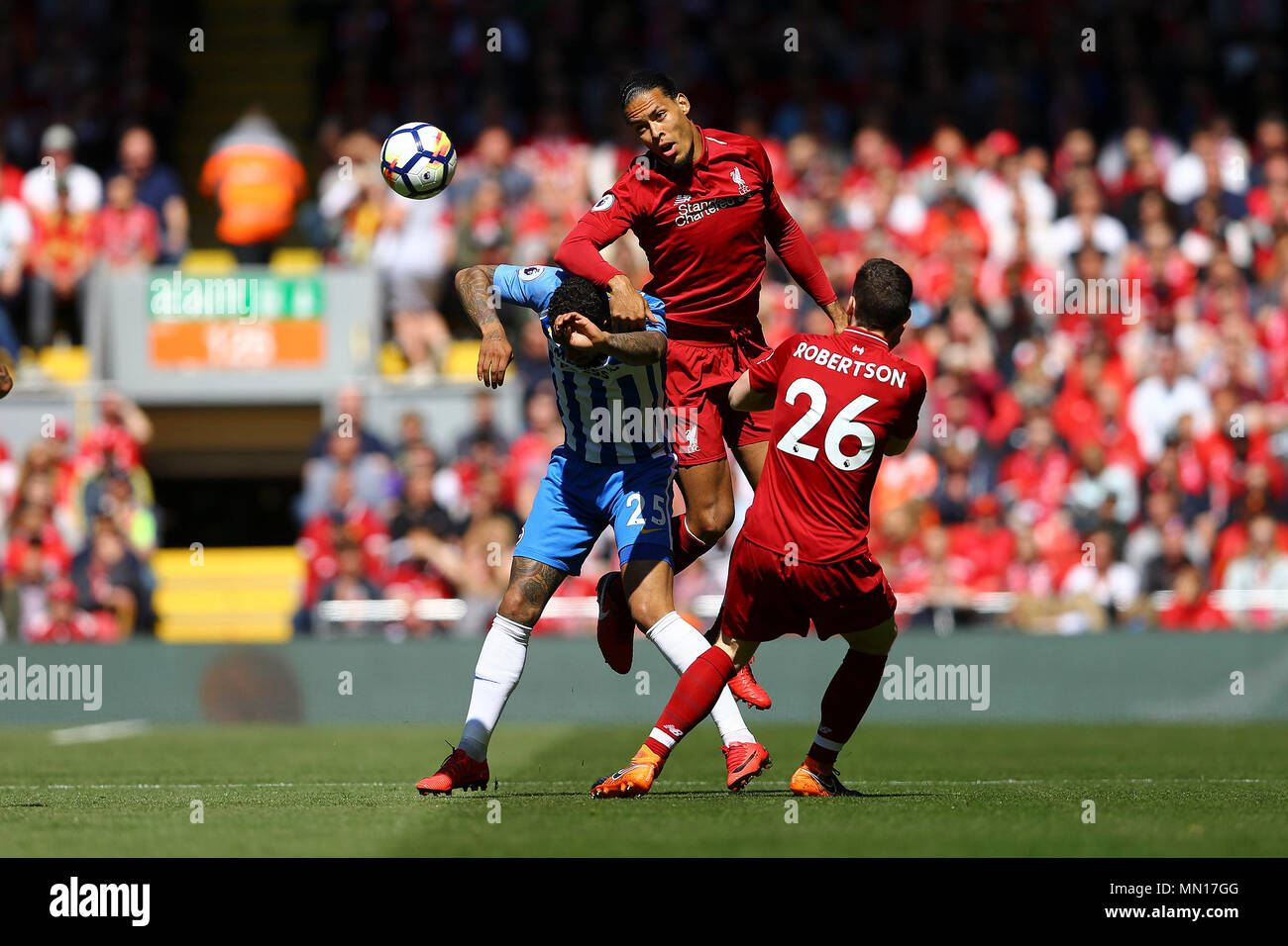 Liverpool, Großbritannien. 13. Mai, 2018. Virgil van Dijk von Liverpool springt oben Jurgen Locadia von Brighton & Hove Albion. Premier League match, Liverpool v Brighton & Hove Albion bei Anfield Stadion in Liverpool am Sonntag, den 13. Mai 2018. Dieses Bild dürfen nur für redaktionelle Zwecke verwendet werden. Nur die redaktionelle Nutzung, eine Lizenz für die gewerbliche Nutzung erforderlich. Keine Verwendung in Wetten, Spiele oder einer einzelnen Verein/Liga/player Publikationen. pic von Chris Stading/Andrew Orchard sport Fotografie/Alamy Live news Credit: Andrew Orchard sport Fotografie/Alamy leben Nachrichten Stockfoto