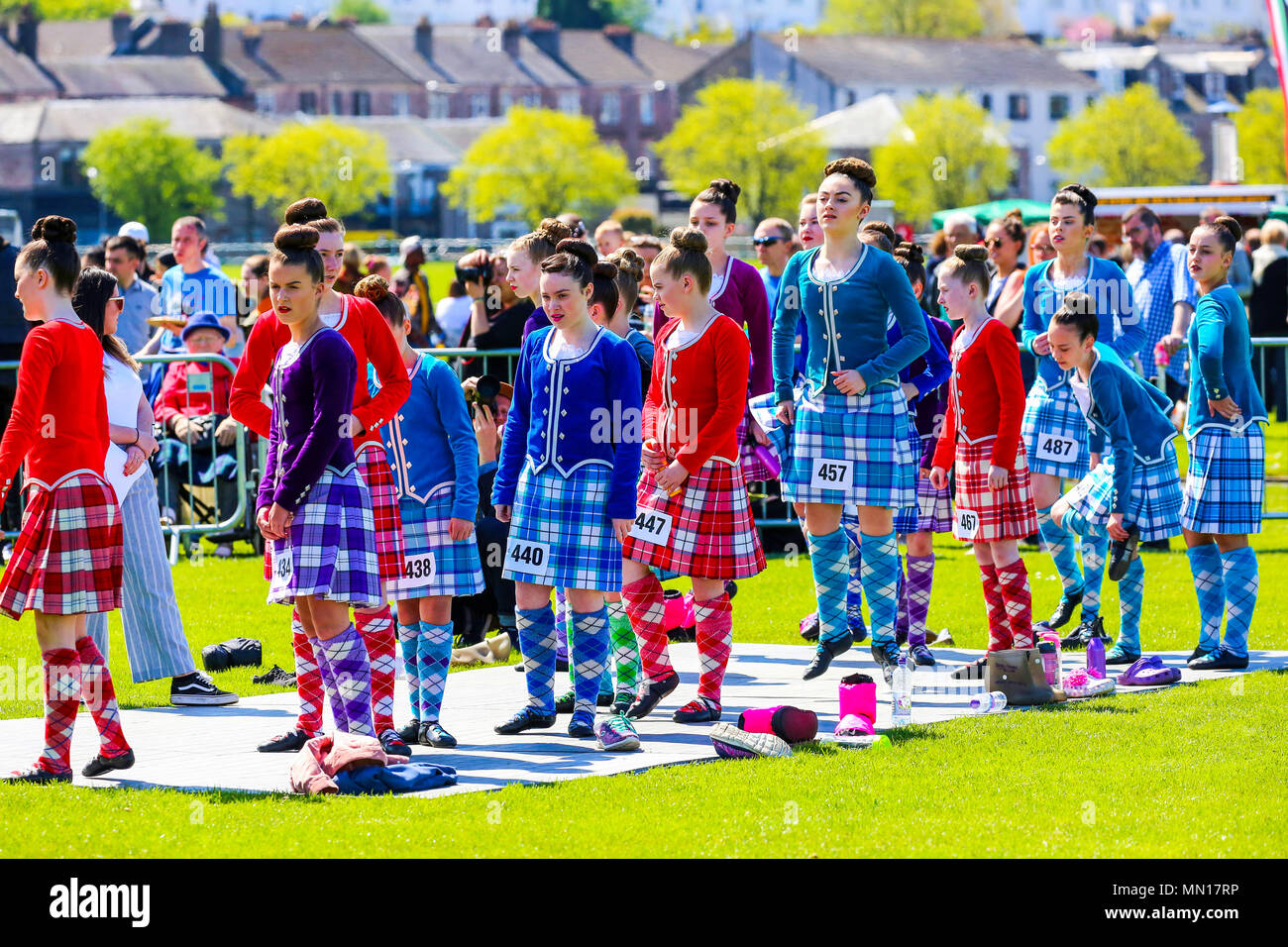 Gourock, Großbritannien. 13. Mai 2018. Gourock beginnt die 'Games' Jahreszeit mit Hunderten von pipers, 'heavies' und Tänzer aus dem ganzen Land, alle konkurrierenden in traditionellen schottischen Highland Games, die Pipe Bands, individuelle Rohrleitungen, Country Dancing für alle Altersgruppen und alle traditionellen heavyweight Wettbewerbe wie Werfen der Caber gehören, wirft den Hammer und Anheben der Keppoch Stein. Tausende von Zuschauern an einem schönen sonnigen Mai Sonntag drehte sich auf alle Konkurrenten zu erfreuen. Credit: Findlay/Alamy leben Nachrichten Stockfoto