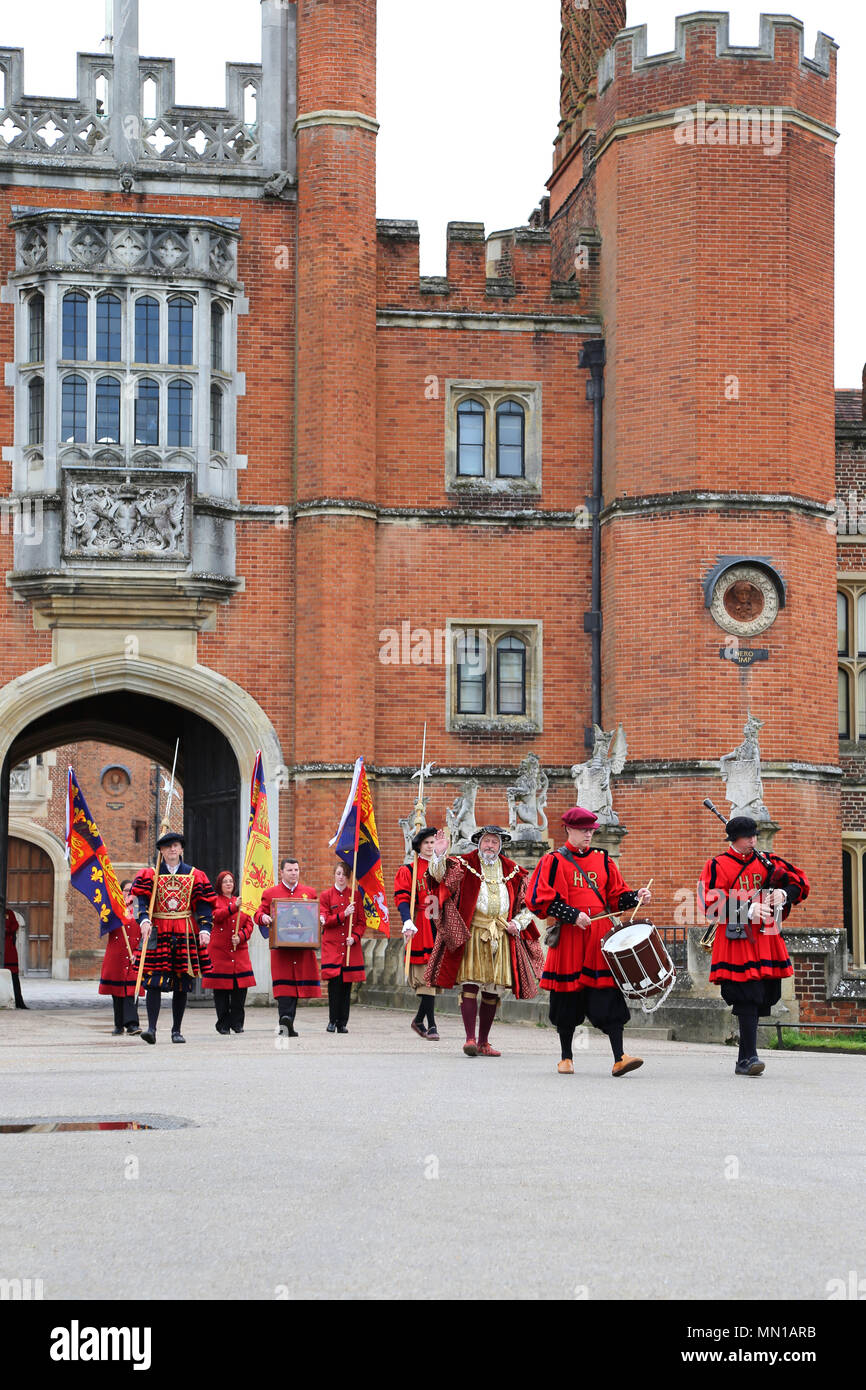 Tudor ziehen. Hampton Court Palace, London, Großbritannien. 13. Mai 2018. Jährliche traditionelle Rudern auf der Themse zwischen den Historischen Königlichen Paläste von Hampton Court und dem Tower von London. Thames Fräser escort des QRB (Queen's Royal Barge) Gloriana, als sie einen der tela' an den Gouverneur des Turm liefert. Dieses tela' ist ein Stück der alten Wasserleitung aus einem ausgehöhlten Baumstamm, der auf der Basis von Holz aus dem alten Richmond Schloss steht und trägt das Wappen der Worshipful Company der Wassersportler und Lightermen. Credit: Ian Flasche/Alamy leben Nachrichten Stockfoto