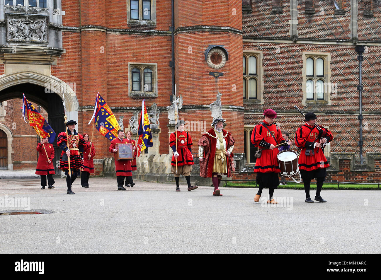Tudor ziehen. Hampton Court Palace, London, Großbritannien. 13. Mai 2018. Jährliche traditionelle Rudern auf der Themse zwischen den Historischen Königlichen Paläste von Hampton Court und dem Tower von London. Thames Fräser escort des QRB (Queen's Royal Barge) Gloriana, als sie einen der tela' an den Gouverneur des Turm liefert. Dieses tela' ist ein Stück der alten Wasserleitung aus einem ausgehöhlten Baumstamm, der auf der Basis von Holz aus dem alten Richmond Schloss steht und trägt das Wappen der Worshipful Company der Wassersportler und Lightermen. Credit: Ian Flasche/Alamy leben Nachrichten Stockfoto