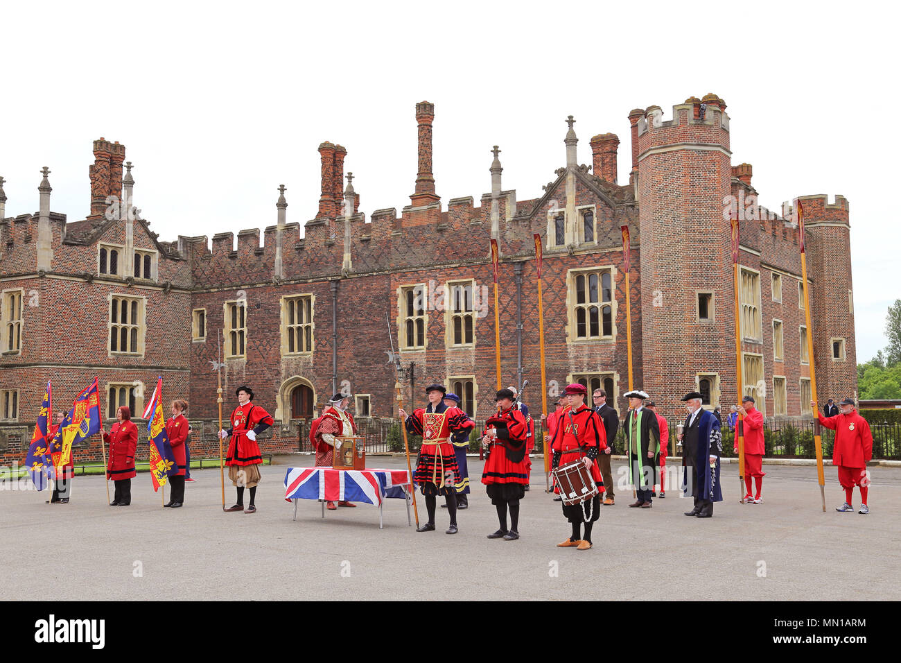 Tudor ziehen. Hampton Court Palace, London, Großbritannien. 13. Mai 2018. Jährliche traditionelle Rudern auf der Themse zwischen den Historischen Königlichen Paläste von Hampton Court und dem Tower von London. Thames Fräser escort des QRB (Queen's Royal Barge) Gloriana, als sie einen der tela' an den Gouverneur des Turm liefert. Dieses tela' ist ein Stück der alten Wasserleitung aus einem ausgehöhlten Baumstamm, der auf der Basis von Holz aus dem alten Richmond Schloss steht und trägt das Wappen der Worshipful Company der Wassersportler und Lightermen. Credit: Ian Flasche/Alamy leben Nachrichten Stockfoto