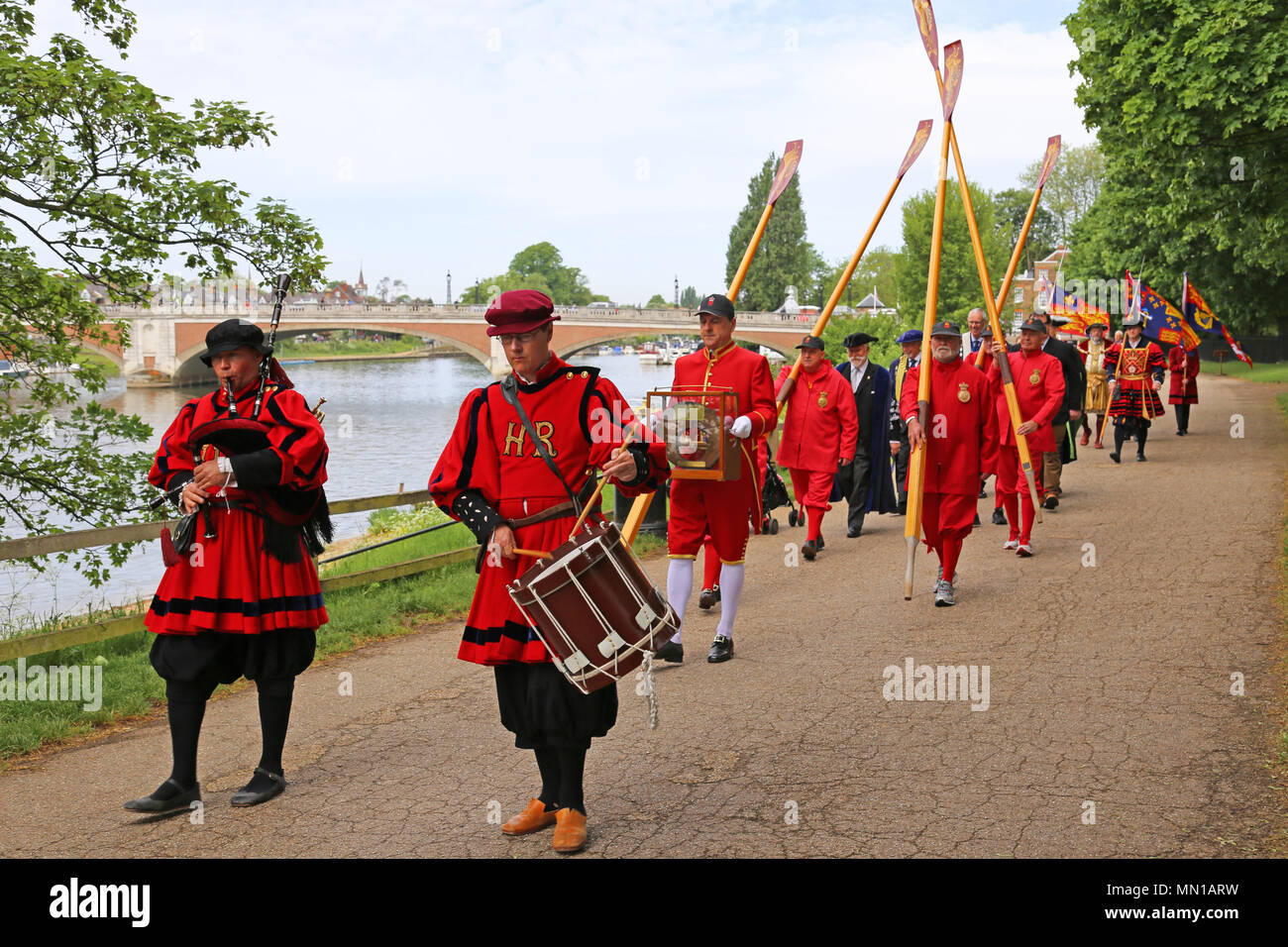 Tudor ziehen. Hampton Court Palace, London, Großbritannien. 13. Mai 2018. Jährliche traditionelle Rudern auf der Themse zwischen den Historischen Königlichen Paläste von Hampton Court und dem Tower von London. Thames Fräser escort des QRB (Queen's Royal Barge) Gloriana, als sie einen der tela' an den Gouverneur des Turm liefert. Dieses tela' ist ein Stück der alten Wasserleitung aus einem ausgehöhlten Baumstamm, der auf der Basis von Holz aus dem alten Richmond Schloss steht und trägt das Wappen der Worshipful Company der Wassersportler und Lightermen. Credit: Ian Flasche/Alamy leben Nachrichten Stockfoto