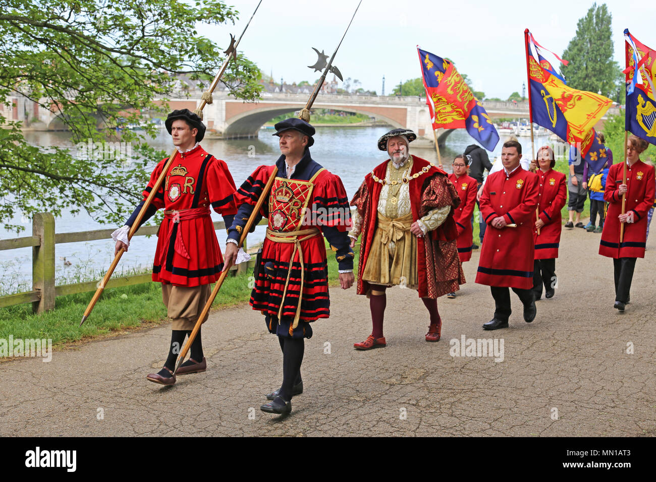 Tudor ziehen. Hampton Court Palace, London, Großbritannien. 13. Mai 2018. Jährliche traditionelle Rudern auf der Themse zwischen den Historischen Königlichen Paläste von Hampton Court und dem Tower von London. Thames Fräser escort des QRB (Queen's Royal Barge) Gloriana, als sie einen der tela' an den Gouverneur des Turm liefert. Dieses tela' ist ein Stück der alten Wasserleitung aus einem ausgehöhlten Baumstamm, der auf der Basis von Holz aus dem alten Richmond Schloss steht und trägt das Wappen der Worshipful Company der Wassersportler und Lightermen. Credit: Ian Flasche/Alamy leben Nachrichten Stockfoto