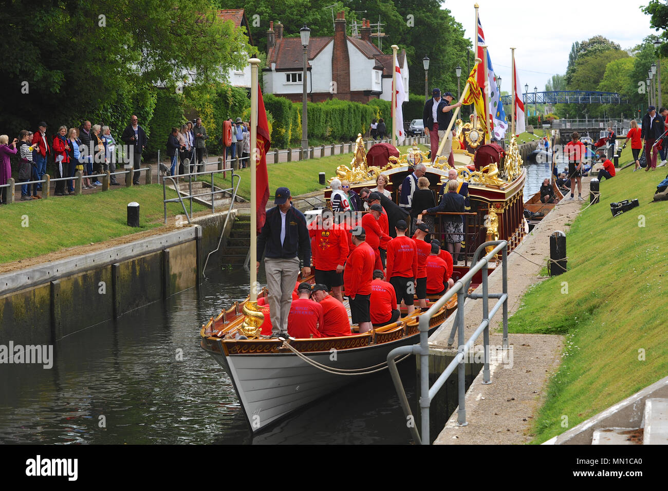 London, Großbritannien. 13. Mai, 2018. Die Queen's Barge, "Gloriana", in Teddington Lock günstig während der Tudor ziehen, eine jährliche Festveranstaltung, die jedes Jahr organisiert wird an der Themse traditionelle Ruderverband (Ttra). Quelle: Michael Preston/Alamy leben Nachrichten Stockfoto