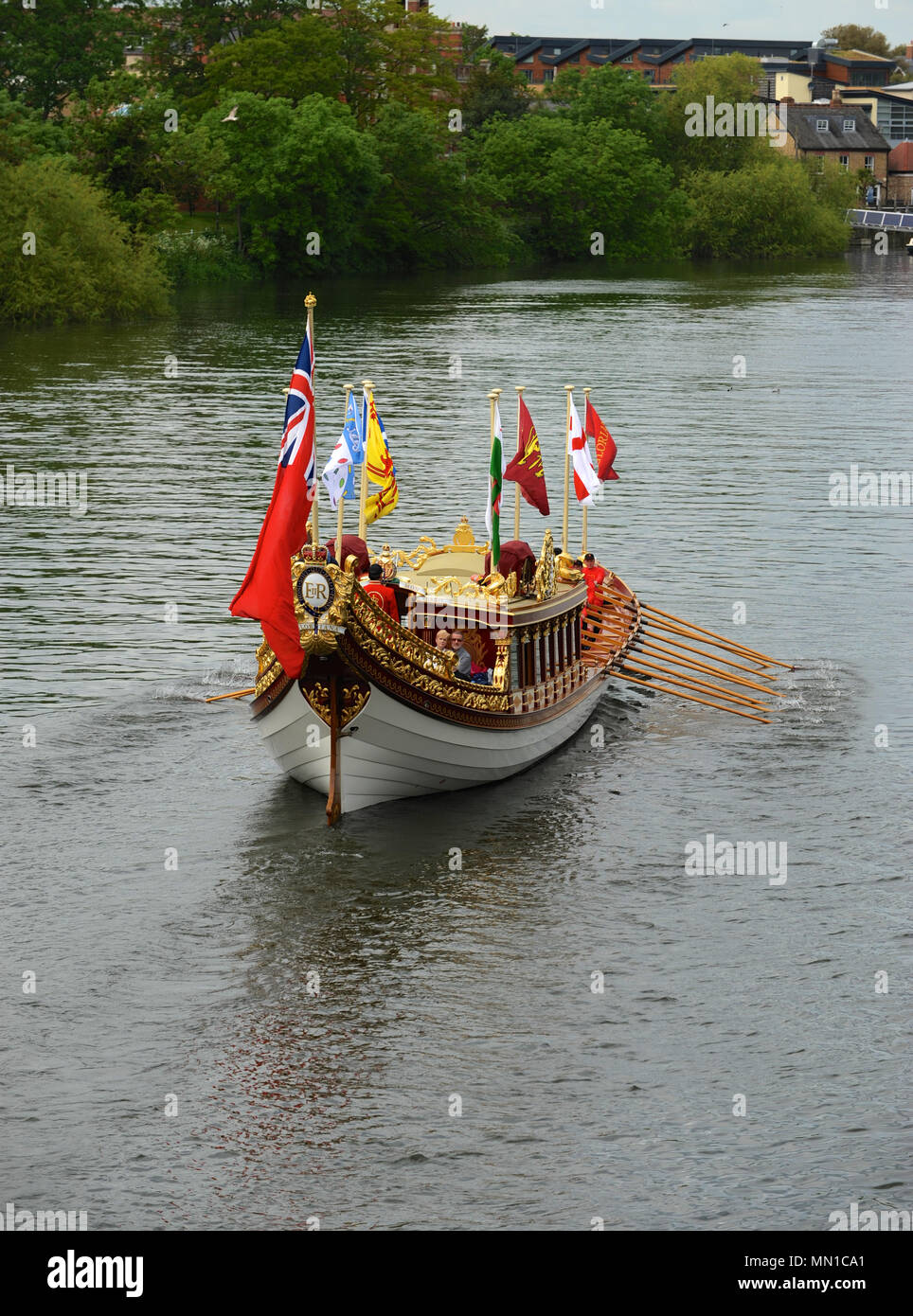 London, Großbritannien. 13. Mai, 2018. Die Queen's Barge, "Gloriana", auf der Themse während des Tudor ziehen, eine jährliche Festveranstaltung, die jedes Jahr organisiert wird an der Themse traditionelle Ruderverband (Ttra). Quelle: Michael Preston/Alamy leben Nachrichten Stockfoto