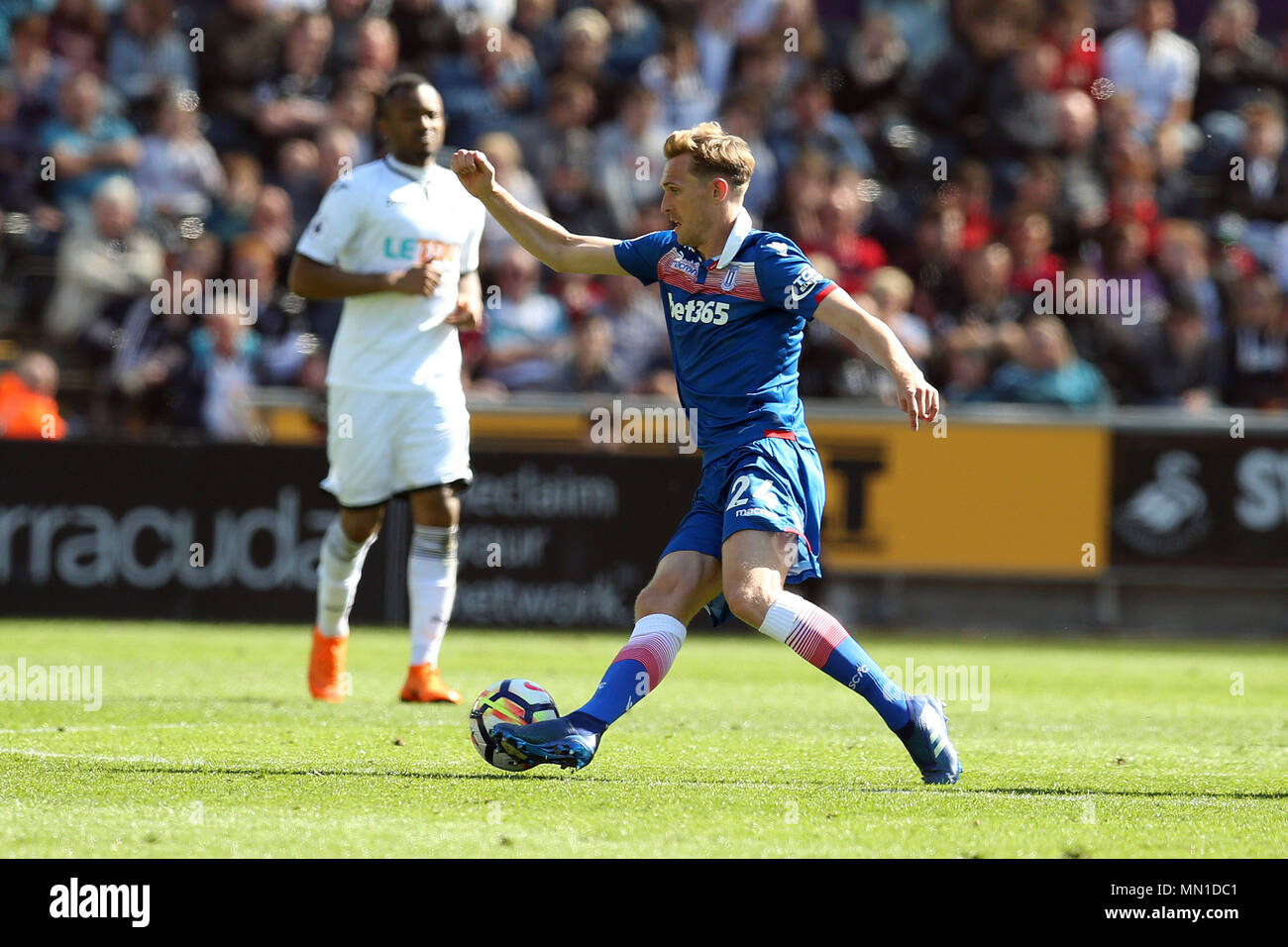 Swansea, Wales, UK. 13. Mai, 2018. Darren Fletcher von Stoke City in Aktion. Premier League match, Swansea City v Stoke City in der Liberty Stadium in Swansea, Südwales am Sonntag, den 13. Mai 2018. Dieses Bild dürfen nur für redaktionelle Zwecke verwendet werden. Nur die redaktionelle Nutzung, eine Lizenz für die gewerbliche Nutzung erforderlich. Keine Verwendung in Wetten, Spiele oder einer einzelnen Verein/Liga/player Publikationen. pic von Andrew Obstgarten/Andrew Orchard sport Fotografie/Alamy leben Nachrichten Stockfoto