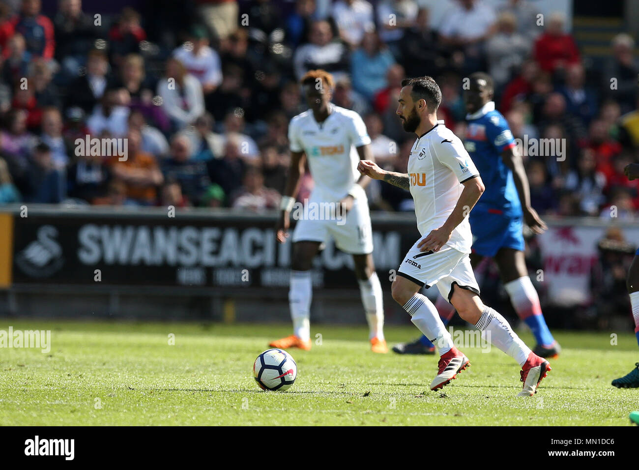 Swansea, Wales, UK. 13. Mai, 2018. Leon Britton von Swansea City in Aktion. Premier League match, Swansea City v Stoke City in der Liberty Stadium in Swansea, Südwales am Sonntag, den 13. Mai 2018. Dieses Bild dürfen nur für redaktionelle Zwecke verwendet werden. Nur die redaktionelle Nutzung, eine Lizenz für die gewerbliche Nutzung erforderlich. Keine Verwendung in Wetten, Spiele oder einer einzelnen Verein/Liga/player Publikationen. pic von Andrew Obstgarten/Andrew Orchard sport Fotografie/Alamy leben Nachrichten Stockfoto