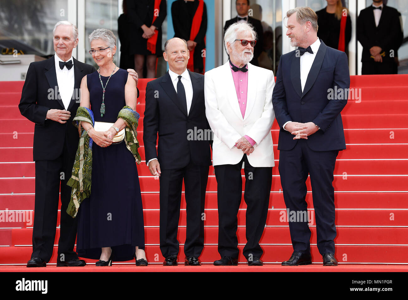 Cannes, Frankreich. 13. Mai, 2018. (L - R) Schauspieler Keir Dullea, Tochter Stanley Kubricks Katharina Kubrick, Gäste, Partner und Stanley Kubricks Schwager Jan Harlan und Regisseur Christopher Nolan auf der Friss oder Stirb (Le Grand Bain) 'Premiere während der 71St Cannes Film Festival im Palais des Festivals am 13. Mai 2018 in Cannes, Frankreich. Quelle: John Rasimus/Medien Punch *** FRANKREICH, SCHWEDEN, NORWEGEN, DENARK, Finnland, USA, Tschechische Republik, SÜDAMERIKA NUR*** Credit: MediaPunch Inc/Alamy leben Nachrichten Stockfoto