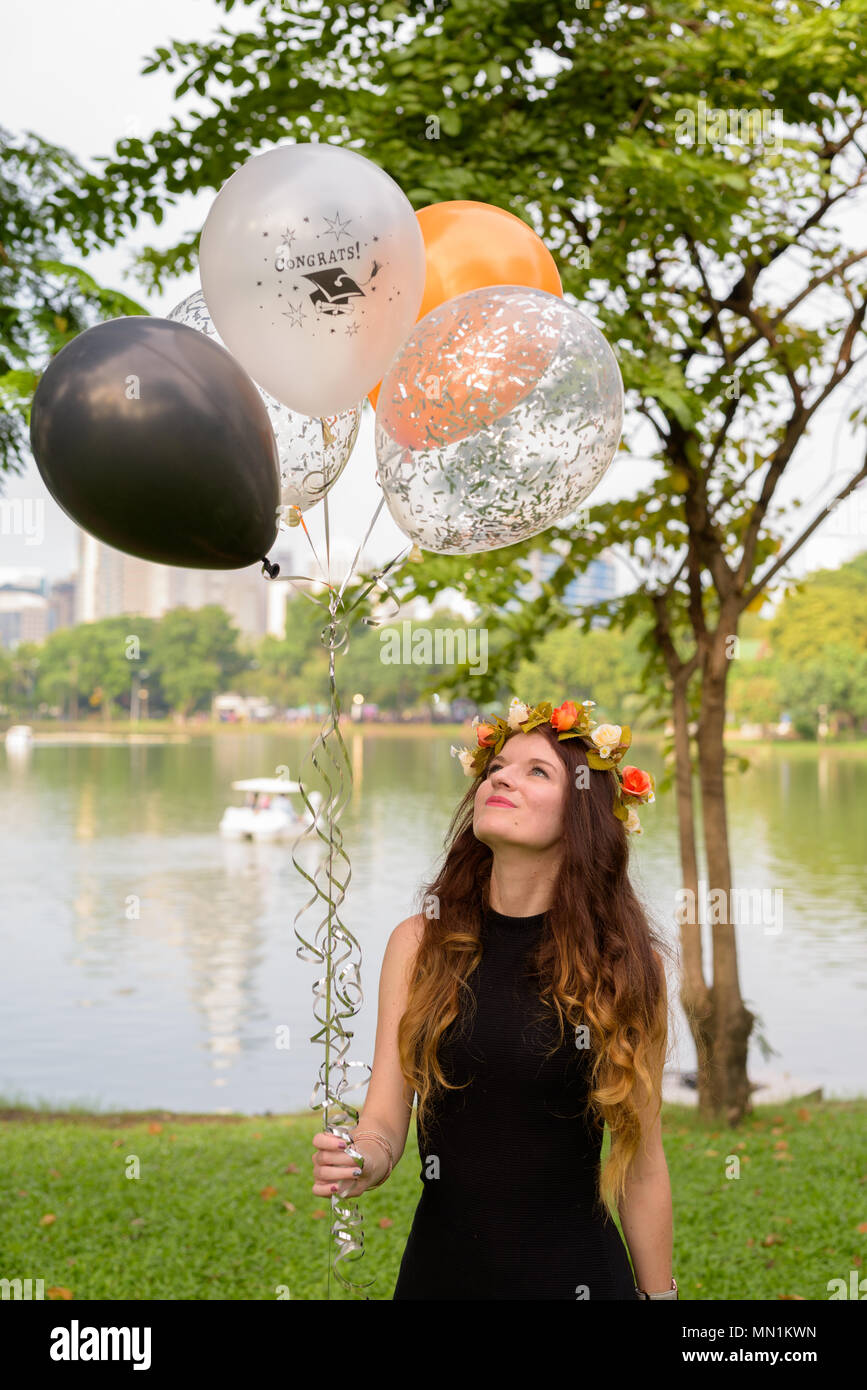 Junge schöne Frau Abschluss feiern im Park in Bang Stockfoto