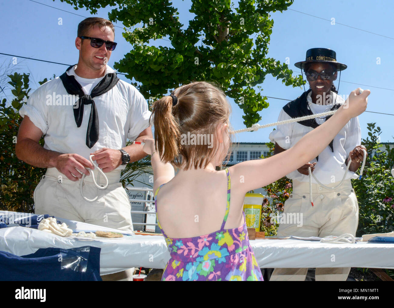 170808-N-HQ 322-1010 INDIANAPOLIS (Aug. 8, 2017) der Bootsmann Mate 2. Klasse Jeffrey Williams, Links, und der bootsmann Mate 1. Klasse Bernstein Thomas, sowohl für die USS Constitution zugewiesen ist, lehrt die Kinder, wie Knoten während Marine Woche Indianapolis 2017 zu binden. Marine Woche Programme dienen als wichtigste übertreffen Bemühung der U.S. Navy in Gebieten des Landes, die eine bedeutende Marine Präsenz fehlt, hilft die Amerikaner verstehen, dass ihre Marine auf der ganzen Welt bereitgestellt wird, rund um die Uhr, bereit, Amerika zu verteidigen. (U.S. Marine Foto von Gunner Mate 2. Klasse Erin Bullock/Freigegeben) Stockfoto