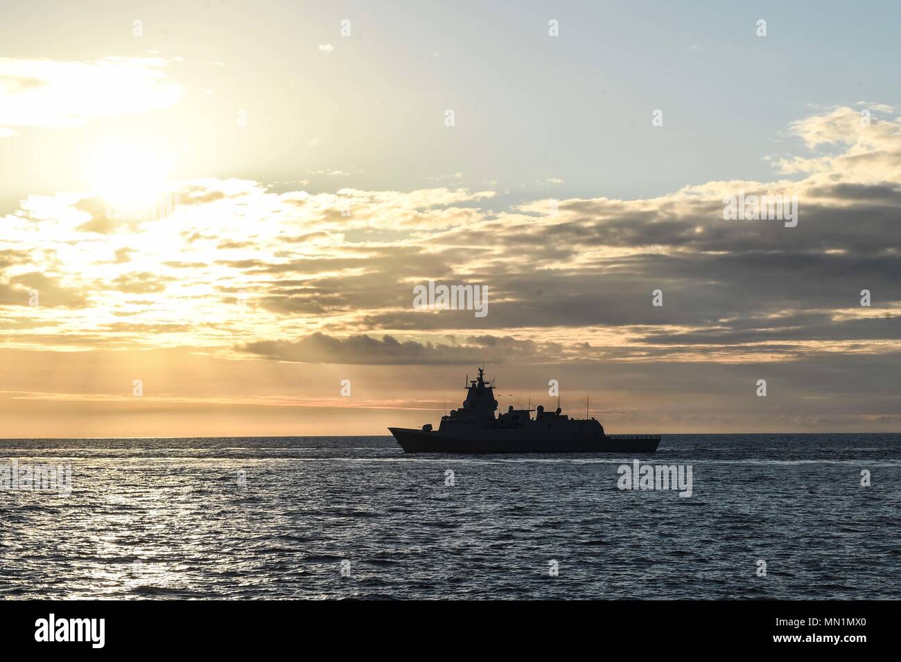 170808-N-RP 878-070 ATLANTIK (Aug. 8, 2017) Die norwegische Fregatte HNoMS Helge Ingstad (F313) auf See während der Übung Sächsische Krieger 2017, Aug 8. Sächsische Krieger ist eine in den USA und Großbritannien gemeinsam Carrier strike Group übung, demonstriert der Alliierten die Interoperabilität und die Fähigkeit, auf Krisen zu reagieren und potenzielle Angreifer abzuschrecken. (U.S. Marine Foto von Mass Communication Specialist 1. Klasse Theron J. Godbold/Freigegeben) Stockfoto