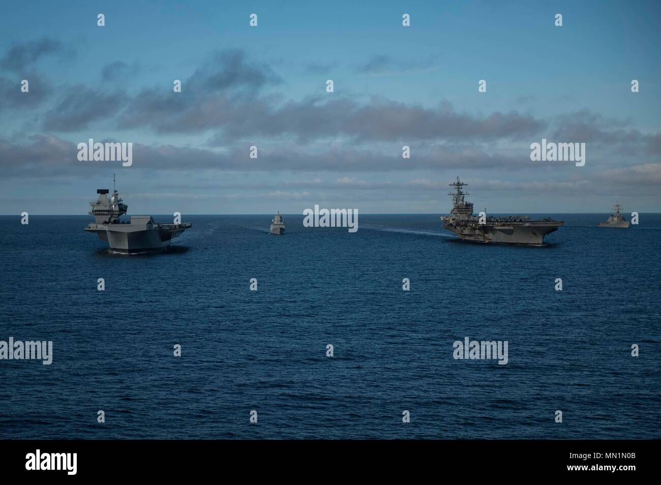 170808-N-KB 401-544 ATLANTIK (Aug. 8, 2017) der Royal Navy Flugzeugträger HMS Queen Elizabeth (R08), der norwegischen Marine Fregatte Helge Ingstad (F313), der US-Navy der Nimitz-Klasse Flugzeugträger USS George H.W. Bush (CVN 77) und der geführten-missile Destroyer uns Donald Cook (DDG75) sind in der Ausbildung für ein Foto Übung unterwegs während der Übung Sächsische Krieger 2017. Die USA und Großbritannien co-gehostete Carrier strike Group übung, demonstriert die Interoperabilität und die Fähigkeit, auf Krisen zu reagieren und potenzielle Angreifer abzuschrecken. (U.S. Marine Foto von Mass Communication Specialist 2. Stockfoto