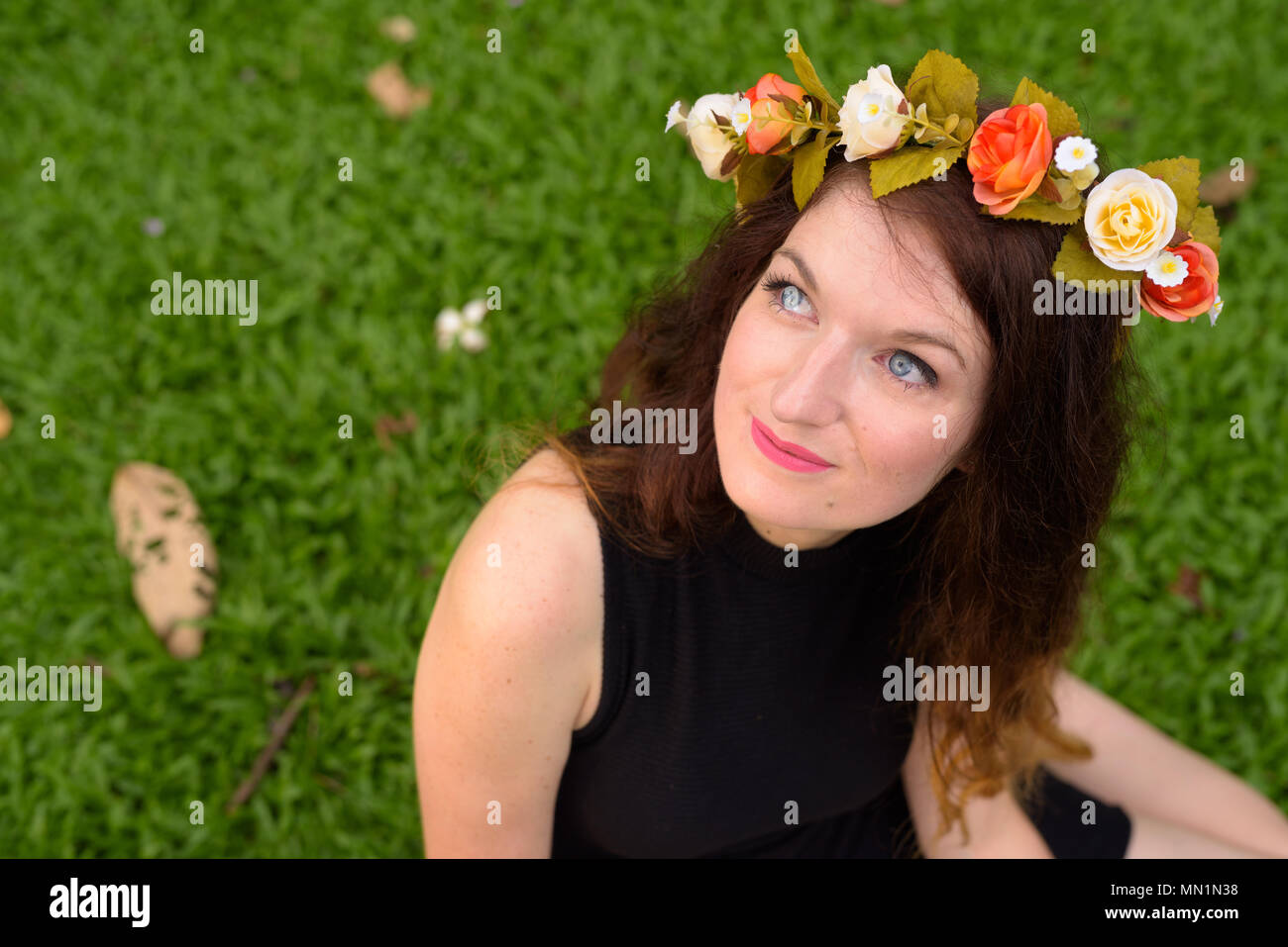 Junge schöne Frau Abschluss feiern im Park in Bang Stockfoto