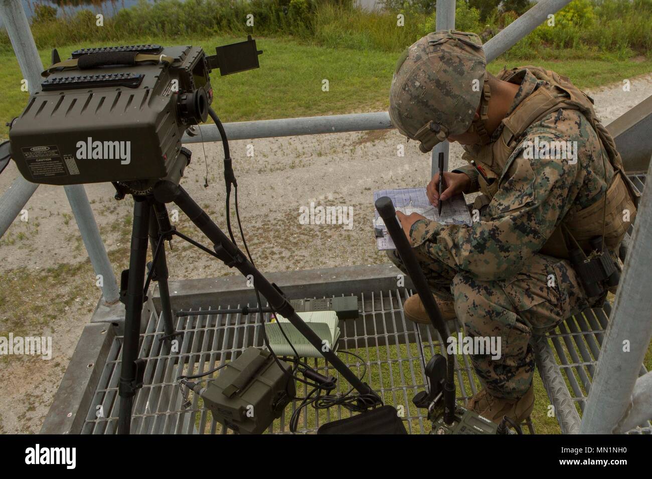 Ein Marine mit 2. Air Naval Geschützfeuer Liaison Unternehmen schreibt, die Koordinaten für eine simulierte Ziel beim Close Air Support Training bei BT11, Atlantic Flugplatz, N.C., Aug 3, 2017. Close Air Support ist Luft durch Flugzeuge gegen feindliche Ziele, die in der Nähe von Friendly Kräfte sind. (U.S. Marine Corps Foto von Lance Cpl. Abrey D. Liggins) Stockfoto