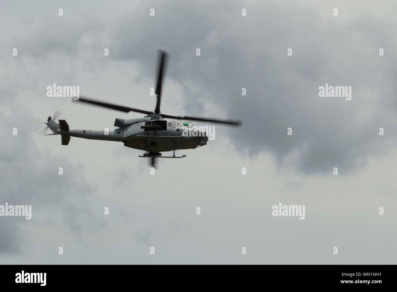 Ein UH-1Y Huey Utility Helicopter Pässe Overhead während Close Air Support Training bei BT11, Atlantic Flugplatz, N.C., Aug 3, 2017. Close Air Support ist Luft durch Flugzeuge gegen feindliche Ziele, die in der Nähe von Friendly Kräfte sind. (U.S. Marine Corps Foto von Lance Cpl. Abrey D. Liggins) Stockfoto