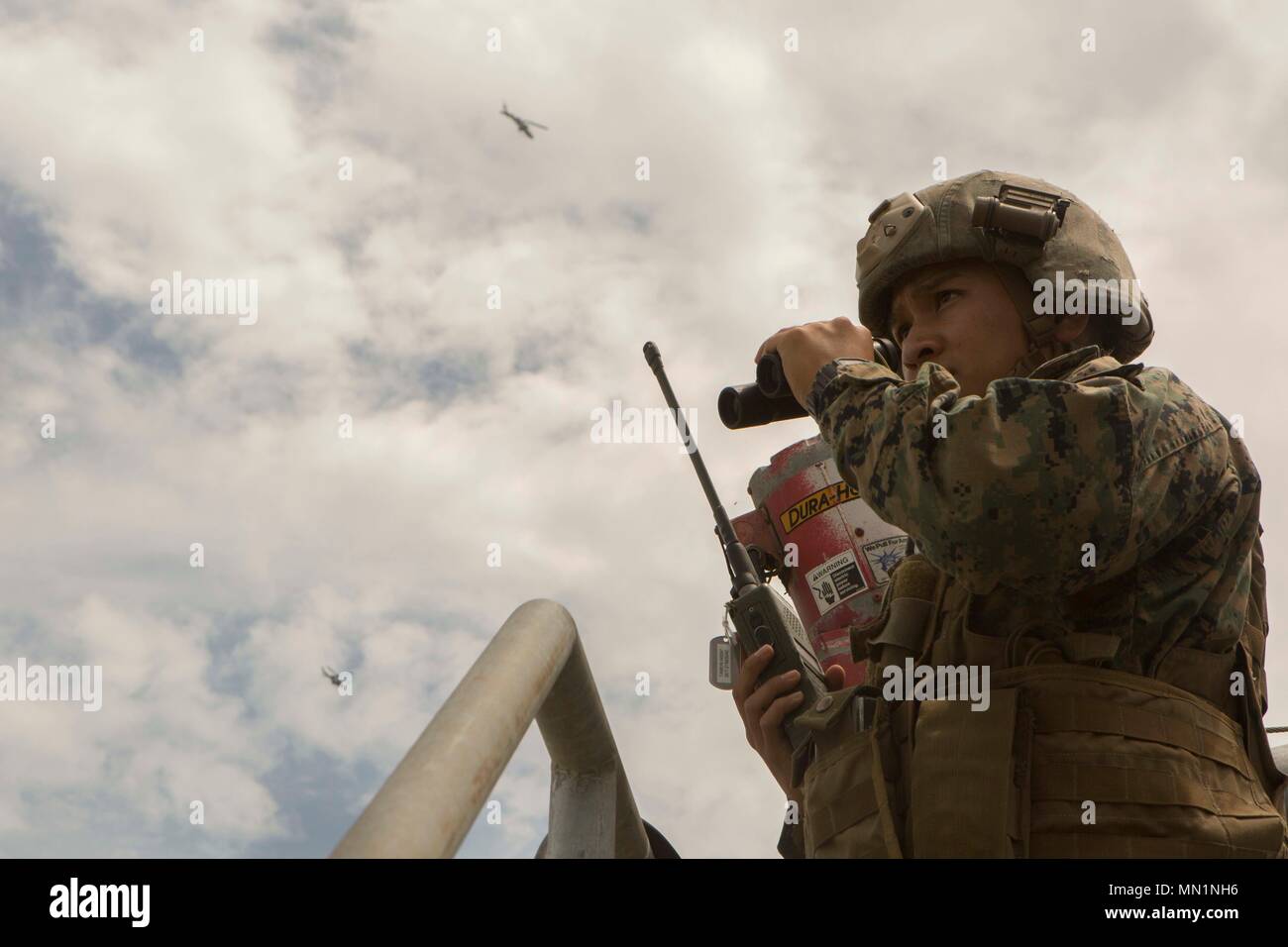 Ein Marine mit 2. Air Naval Geschützfeuer Liaison Unternehmen beobachtet eine simulierte Ziel beim Close Air Support Training bei BT11, Atlantic Flugplatz, N.C., Aug 3, 2017. Close Air Support ist Luft durch Flugzeuge gegen feindliche Ziele, die in der Nähe von Friendly Kräfte sind. (U.S. Marine Corps Foto von Lance Cpl. Abrey D. Liggins) Stockfoto