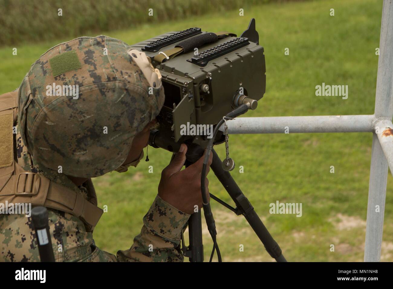 Ein Marine mit 2. Air Naval Geschützfeuer Liaison Unternehmen soll ein Laser designator auf ein Ziel in der Nähe air Support Training bei BT11, Atlantic Flugplatz, N.C., Aug 3, 2017. Close Air Support ist Luft durch Flugzeuge gegen feindliche Ziele, die in der Nähe von Friendly Kräfte sind. (U.S. Marine Corps Foto von Lance Cpl. Abrey D. Liggins) Stockfoto
