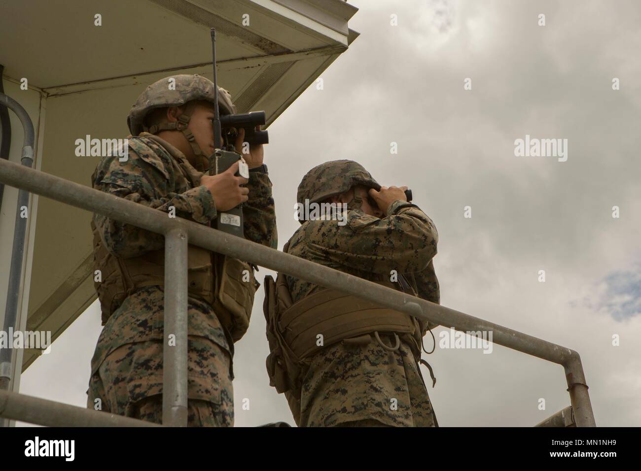 Marines mit 2 Air Naval Geschützfeuer Liaison Unternehmen beobachten eine simulierte Ziel beim Close Air Support Training bei BT11, Atlantic Flugplatz, N.C., Aug 3, 2017. Close Air Support ist Luft durch Flugzeuge gegen feindliche Ziele, die in der Nähe von Friendly Kräfte sind. (U.S. Marine Corps Foto von Lance Cpl. Abrey D. Liggins) Stockfoto