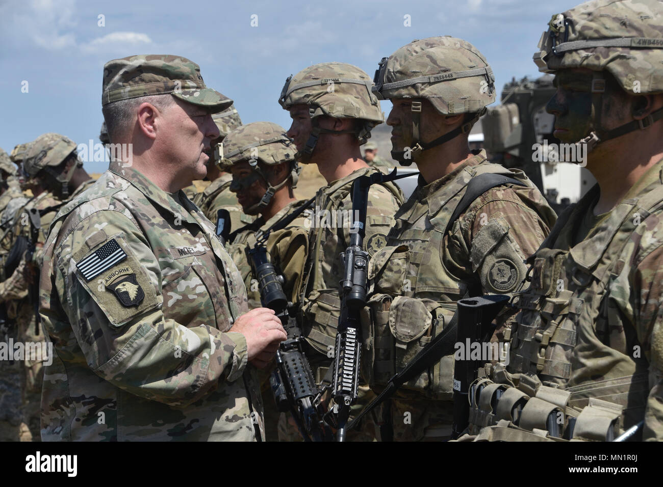 Gen. Mark Milley, US-Generalstabschef, Hände, die Münzen zu Soldaten zu 2 d Reiterregiment während der Übung Noble Partner 2017 in Wasiani, Georgien, 10.08.2017. Edle Partner ist eine US-Armee Europa - LED-Übung an der Wasiani und Camp Norio Murakami Ausbildung Bereiche in der Republik Georgien gehostet werden. Andere teilnehmende Nationen gehören Armenien, Deutschland, Slowenien, Türkei, Ukraine und das Vereinigte Königreich. Der Zweck der edlen Partner ist die georgische Armee für ihren Beitrag zu den NATO Response Force vorzubereiten. Stockfoto