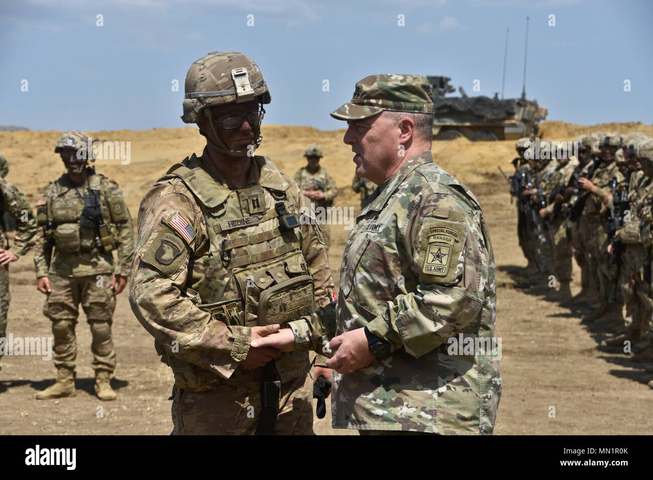 Gen. Mark Milley, US-Generalstabschef, gibt Kapitän Alex Hedine, Assistant Operations Officer mit 1 Sqaudron, 2d-Cavalry Regiment, eine Münze für eine hervorragende Arbeit leisten, die während der übung Noble Partner in Wasiani, Georgien, 10.08.2017. Edle Partner ist eine US-Armee Europa - LED-Übung an der Wasiani und Camp Norio Murakami Ausbildung Bereiche in der Republik Georgien gehostet werden. Andere teilnehmende Nationen gehören Armenien, Deutschland, Slowenien, Türkei, Ukraine und das Vereinigte Königreich. Der Zweck der edlen Partner ist die georgische Armee für ihren Beitrag zu den NATO Response Force vorzubereiten. Stockfoto