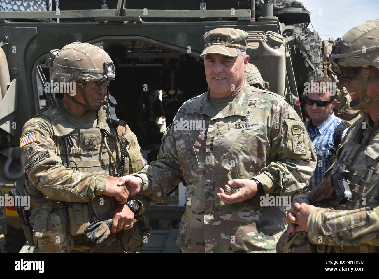 Gen. Mark Milley, U.S. Army Cheif von Personal, gibt Befehl Sgt. Maj. Jerry Manzanares, Senior Advisor für die Soldaten der 1. Staffel, 2d-Cavalry Regiment, eine Münze für ausgezeichneten Service während der Noble Partner in Wasiani, Georgien, 10.08.2017. Edle Partner ist eine US-Armee Europa - LED-Übung an der Wasiani und Camp Norio Murakami Ausbildung Bereiche in der Republik Georgien gehostet werden. Andere teilnehmende Nationen gehören Armenien, Deutschland, Slowenien, Türkei, Ukraine und das Vereinigte Königreich. Der Zweck der edlen Partner ist die georgische Armee für ihren Beitrag zu den NATO Response Force vorzubereiten. Stockfoto