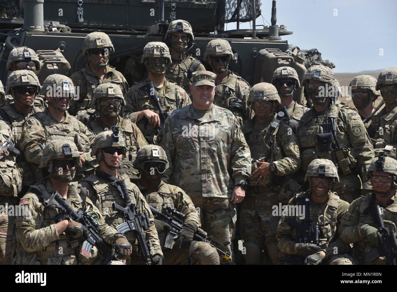 Gen. Mark Milley, US-Generalstabschef, posiert für ein Foto mit Soldaten aus 2D-Cavalry Regiment während der Übung Noble Partner 2017 in Wasiani, Georgien, 10.08.2017. Edle Partner ist eine US-Armee Europa - LED-Übung an der Wasiani und Camp Norio Murakami Ausbildung Bereiche in der Republik Georgien gehostet werden. Andere teilnehmende Nationen gehören Armenien, Deutschland, Slowenien, Türkei, Ukraine und das Vereinigte Königreich. Der Zweck der edlen Partner ist die georgische Armee für ihren Beitrag zu den NATO Response Force vorzubereiten. Stockfoto