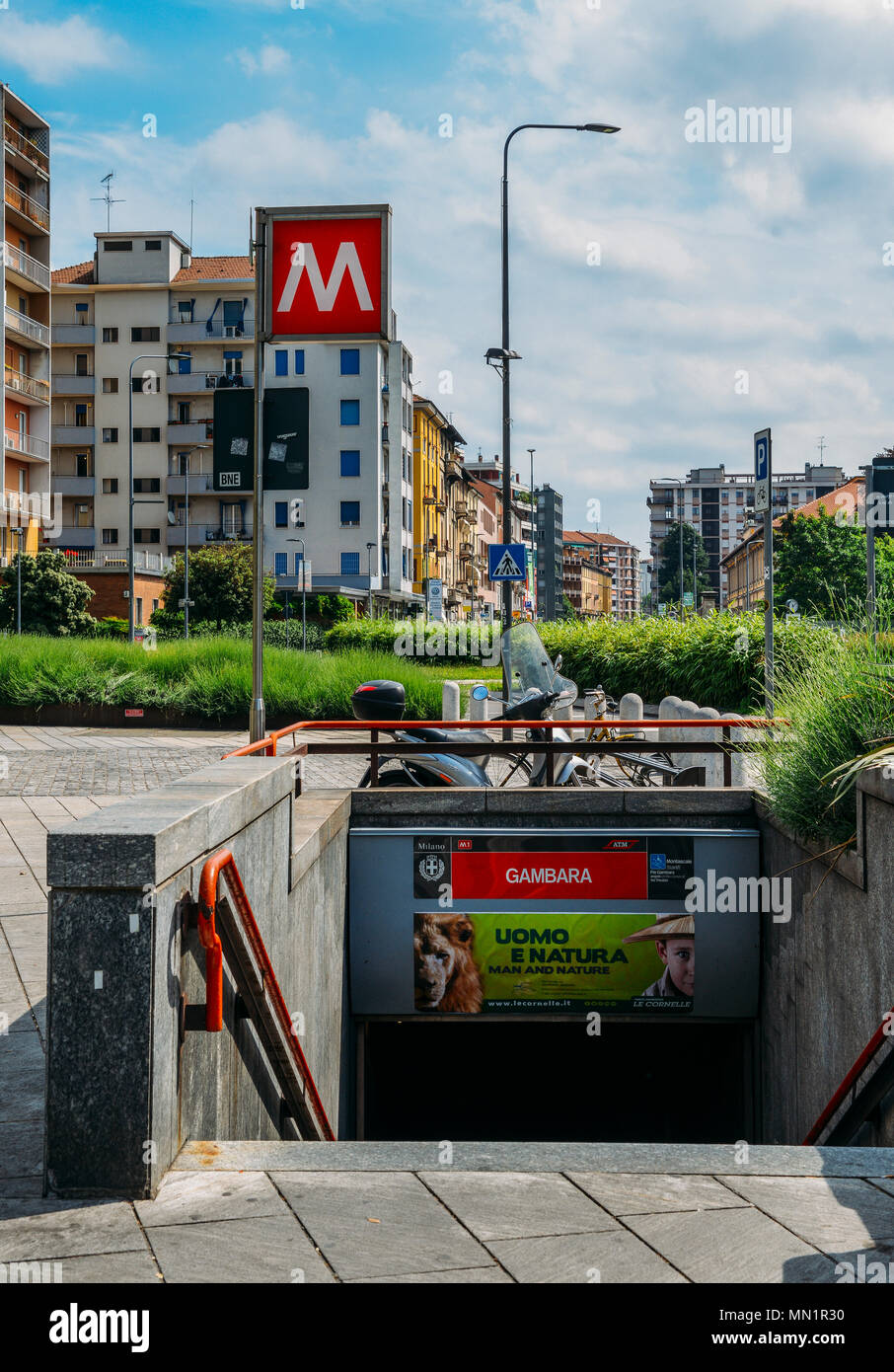 Außerhalb der Eingang zum U-Bahnhof Gambara in Mailand der Wartung des M1-Leitung Stockfoto