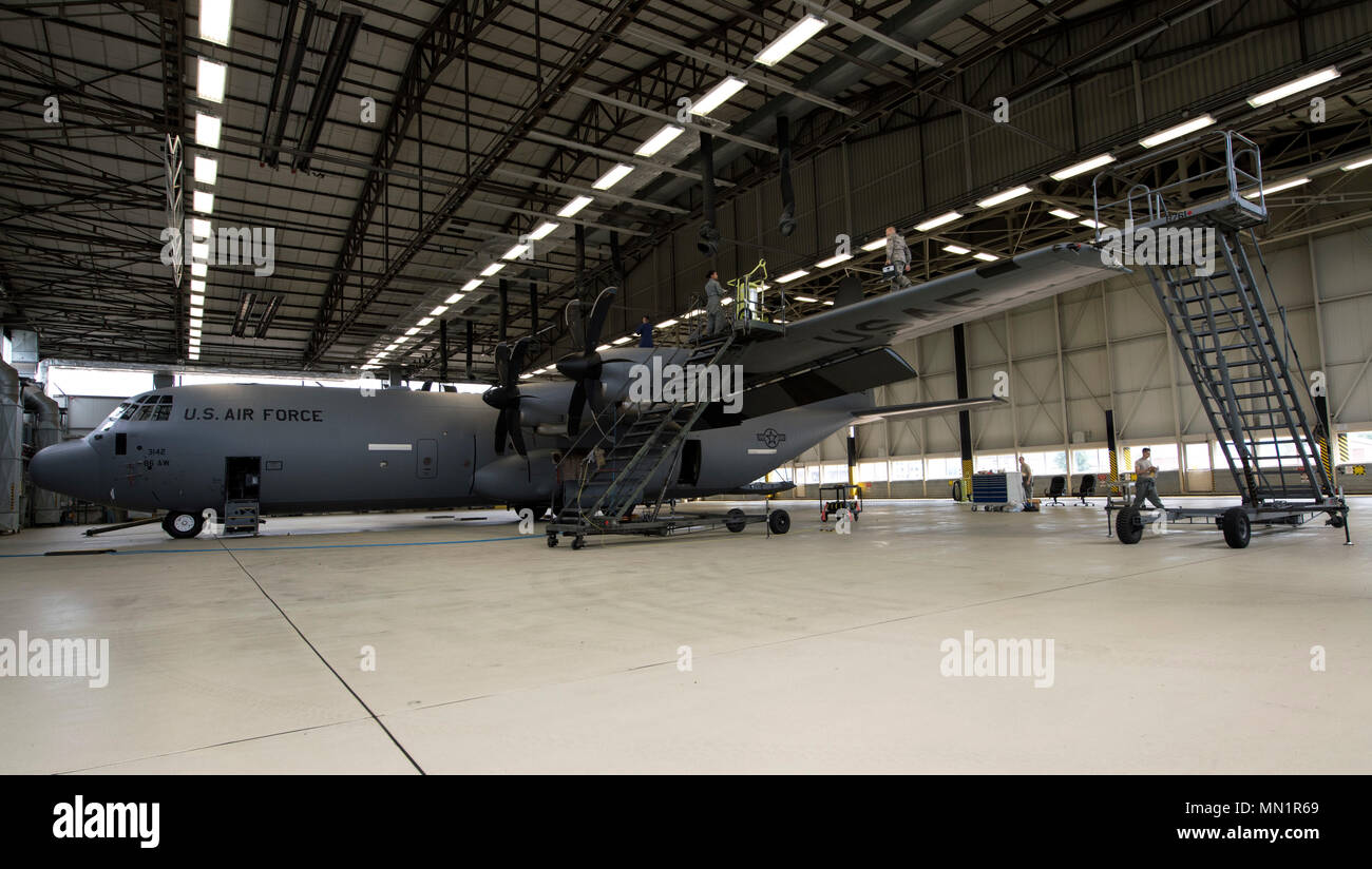 Us-Flieger zum 86Th Wartung Geschwader zugewiesen, ihre Arbeit für einen in-Kraftstofftank Inspektion auf der Air Base Ramstein, Deutschland, Aug 8, 2017 vorbereiten. Zwei Mannschaften arbeiteten rund um die Uhr für 10 Tage vorbereiten und prüfen jeden Aspekt der C-130 s vier Tanks für das obligatorische 12-Jahr-Inspektion. (U.S. Air Force Foto von älteren Flieger Tryphäna Mayhugh) Stockfoto