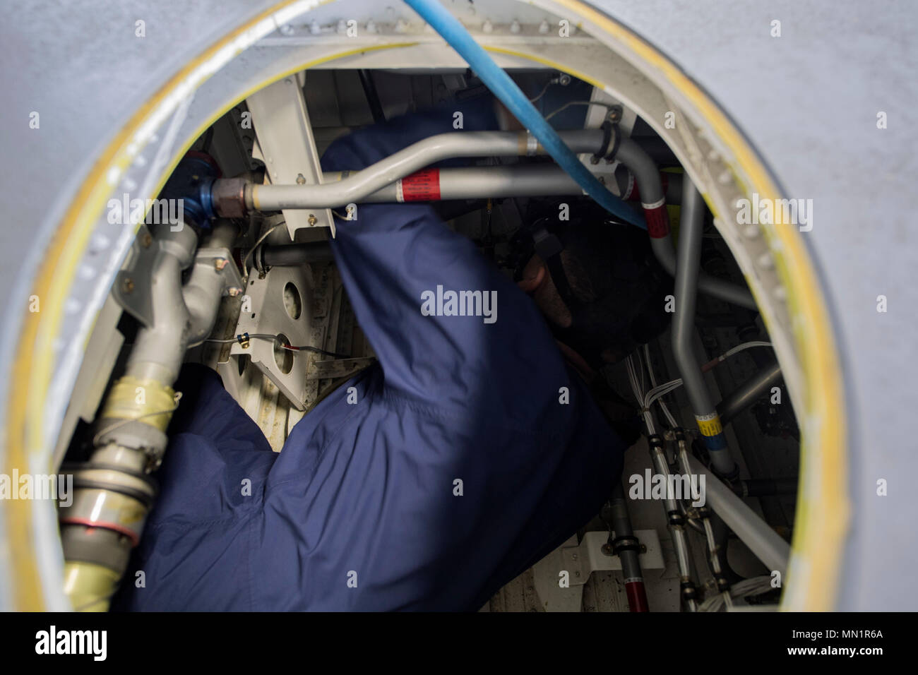 Us Air Force Senior Airman Edgar Gutierrez, 86th Maintenance Squadron Kraftstoffsysteme Facharbeiter, Inspiziert Bauteile im Inneren der trockenen Bucht von Kraftstofftank für eine C-130J Super Hercules auf der Air Base Ramstein, Deutschland, August 8, 2017. Wenn die Tür geöffnet ist, Flieger sind erforderlich, um eine Gasmaske zu tragen, Handschuhe und Schutzkleidung Overalls für ihre Sicherheit. (U.S. Air Force Foto von älteren Flieger Tryphäna Mayhugh) Stockfoto