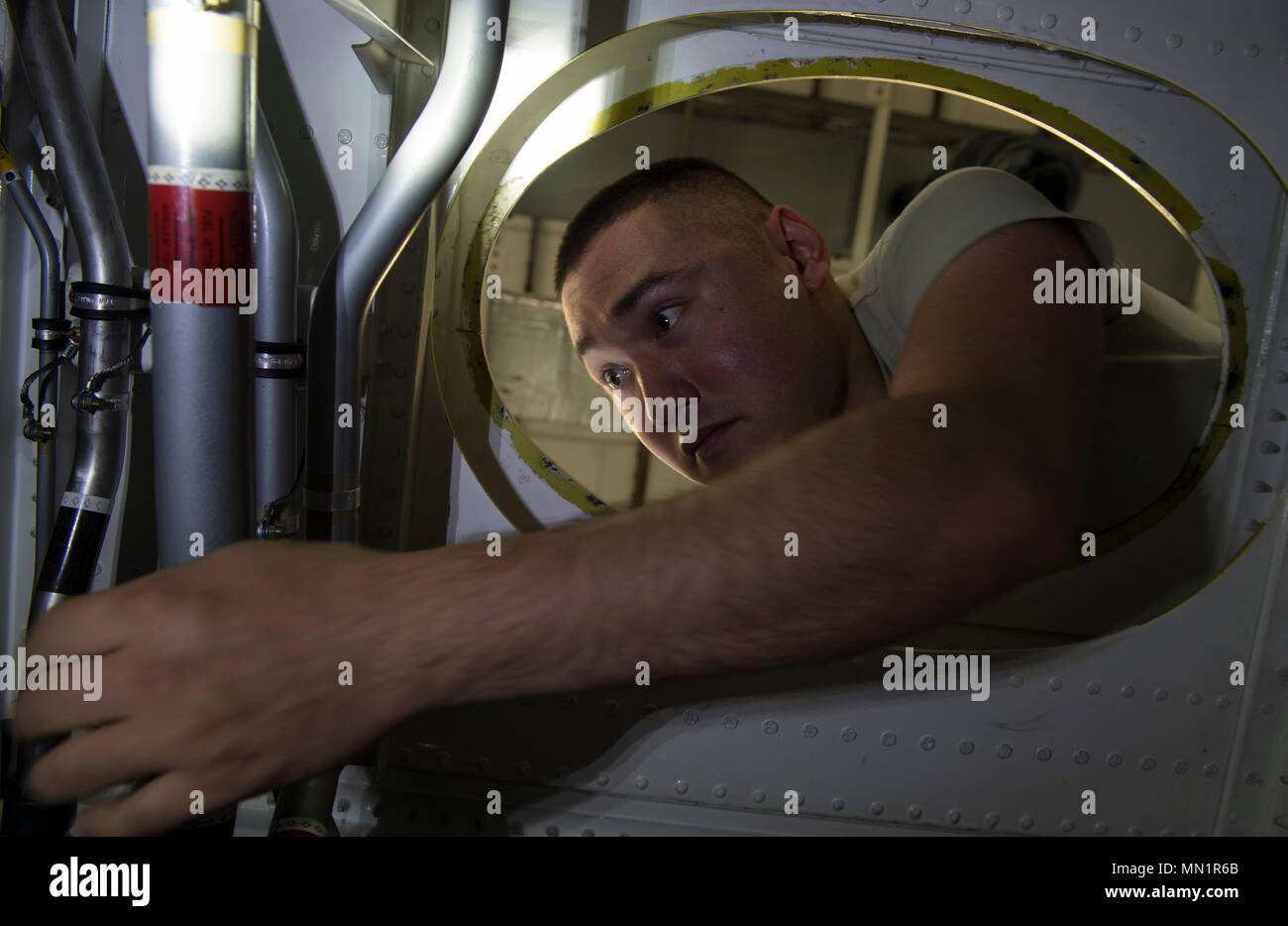 Us Air Force Staff Sgt. Jonathan Crowell, 86 Maintenance Squadron Flugkraftstoff Systeme Handwerker, kontrolliert die Arbeit eines seiner Flieger in der Bucht von einem Tank für eine C-130J Super Hercules auf der Air Base Ramstein, Deutschland, August 8, 2017. Crowell, zusammen mit zwei Mannschaften von 86 MXS Flieger, eine komplette Inspektion der vier wichtigsten Kraftstofftanks für die C-130 ist vorgeschrieben, 12-Jahr-Kraftstofftank Inspektion. (U.S. Air Force Foto von älteren Flieger Tryphäna Mayhugh) Stockfoto