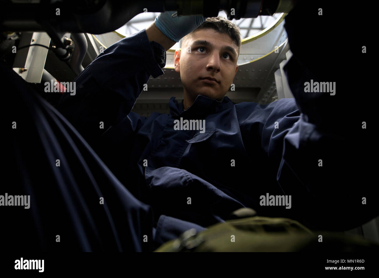 Us Air Force Senior Airman Edgar Gutierrez, 86th Maintenance Squadron Kraftstoffsysteme Facharbeiter, Reparaturen von Komponenten im Inneren des trockenen Bucht von einem Tank für eine C-130J Super Hercules auf der Air Base Ramstein, Deutschland, August 8, 2017. C-130 sind erforderlich, um eine komplette Überprüfung ihrer vier Tanks alle 12 Jahre zu unterziehen. (U.S. Air Force Foto von älteren Flieger Tryphäna Mayhugh) Stockfoto