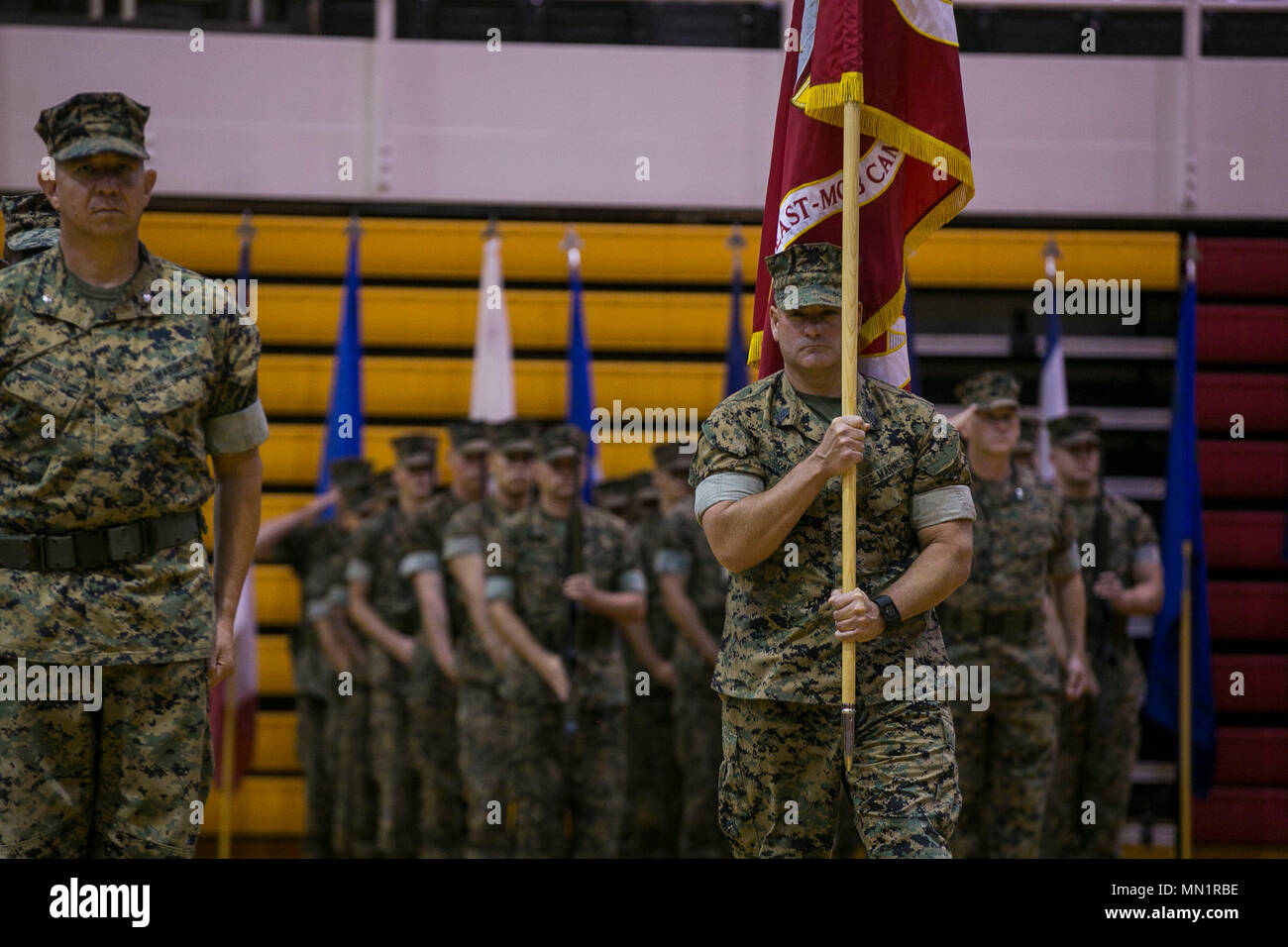 Sgt. Maj. Scott D. Grade ruft die Marine Corps Installationen East-Marine Corps Base Camp Lejeune Guidon für die Übernahme von Befehl an der Goettge Memorial Field House auf der Marine Corps Base Camp Lejeune, N.C., Aug 7, 2017. Gesamtnote ist der MCIEAST-MCB Camp Lejeune Sergeant Major. (U.S. Marine Corps Foto von Lance Cpl. Juan Madrigal) Stockfoto