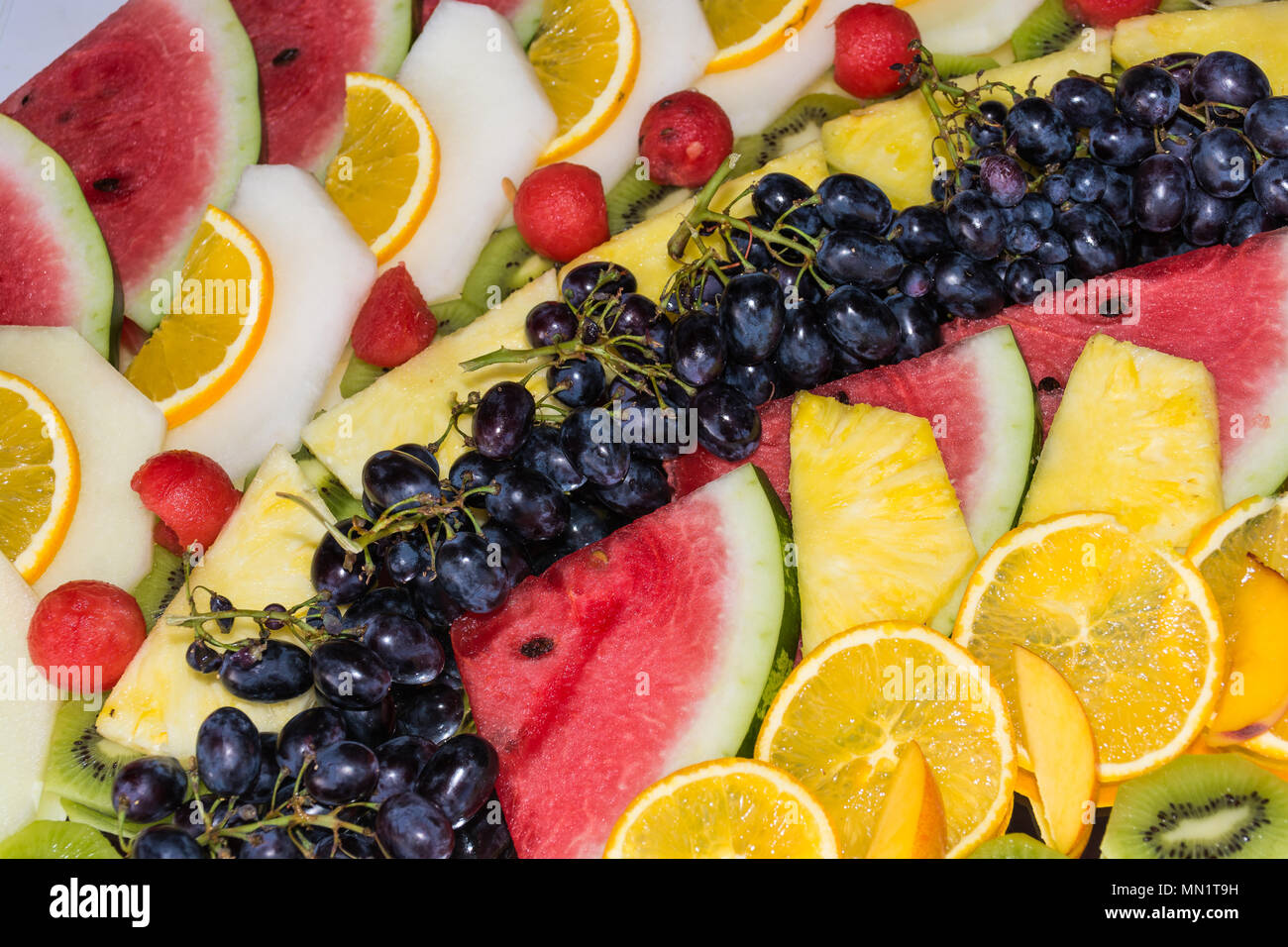 Kompositionen oder Architektur von frischem Obst Schneiden für Buffets. Typische Sommer Früchte von Sizilien, erfrischend und gesund. Stockfoto