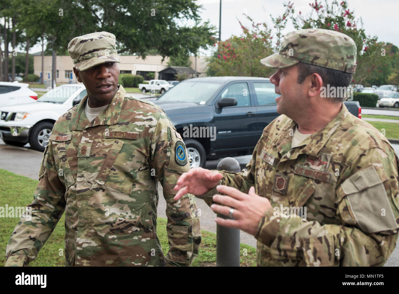 492Nd Special Operations Wing leader nehmen Chief Master Sergeant der Luftwaffe Kaleth O. Wright eine Begehung an hurlburt Field, Fla., 10.08.2017. Die 492 SOW organisiert, Züge, erzieht und stattet Kräfte Special Operations Missionen durchzuführen. (U.S. Air Force Foto von Airman 1st Class Joseph aus.) Stockfoto