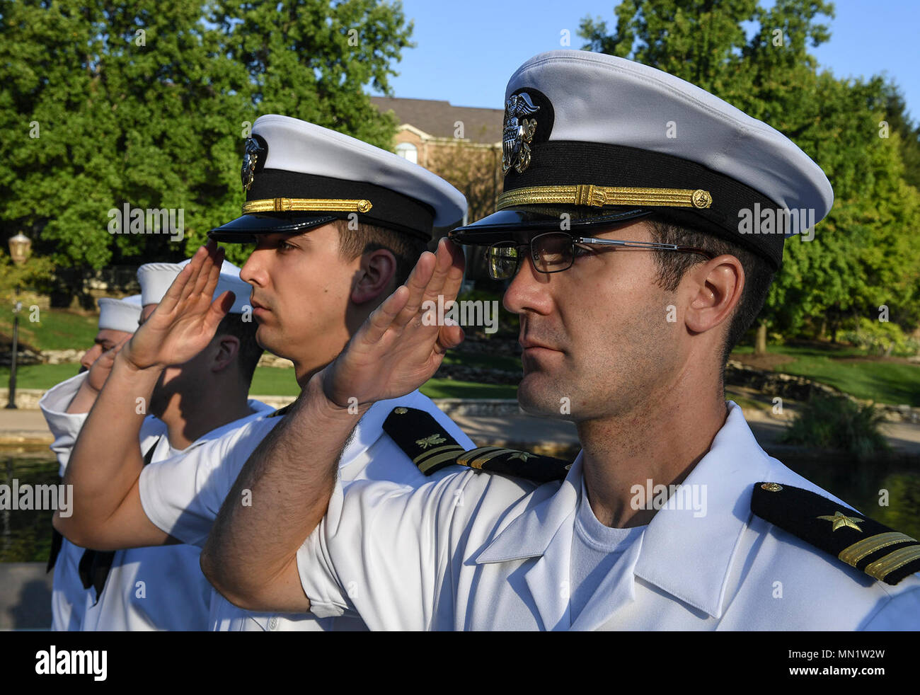 170809-N-UK 306-052 INDIANAPOLIS (9. August 2017) Segler auf die USS Indiana (SSN 789) Gruß an die USS Indianapolis (CA 35) Trauerfeier in Marine Woche Indianapolis 2017 zugeordnet. Marine Woche Programme dienen als wichtigste übertreffen Bemühung der Marine in den Bereichen des Landes ohne eine bedeutende Marine Präsenz. (U.S. Marine Foto von Mass Communication Specialist 2. Klasse Timothy Schumaker/Freigegeben) Stockfoto