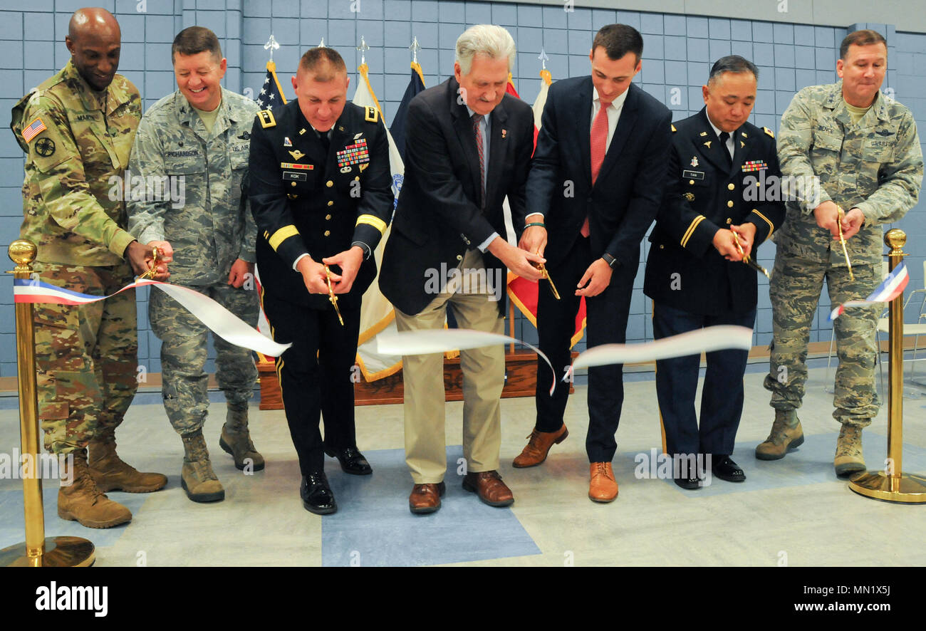 Der US-Armee Finden 99th Regional Support Command hosted ein Ribbon Cutting 12.08.13 für den Staff Sgt. Jona E.Kelley Armee Mitte auf Joint Base Mc Guire-Dix - Lakehurst, New Jersey. Schneiden Sie das Farbband (von links): Oberst James Martin, stellvertretender Kommandeur des JBMDL und Befehlshaber der U.S. Army Support Activity-Fort Dix; Kol. Neil R. Richardson, Kommandeur der JBMDL und die 87Th Air Base Wing; Generalmajor Troy D. Kok, Kommandierender General des 99th RSC; Bob Smyth, Außendienstmitarbeiter für US-Kongressabgeordneten Tom MacArthur; Reiche Everett, legislative Assistant zur US-Kongressabgeordneten Chris Smith Stockfoto