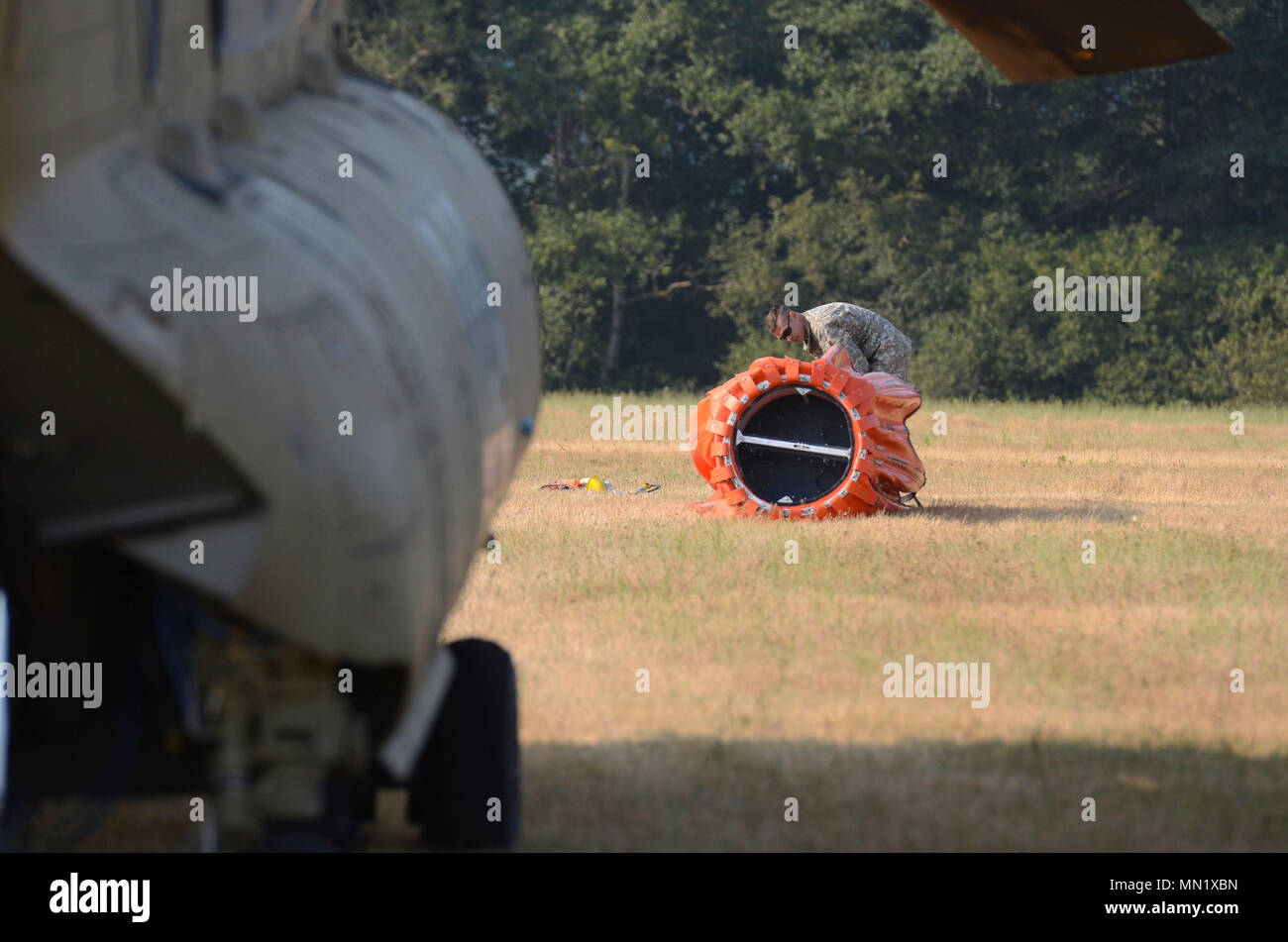 Oklahoma Army National Guard Sgt. Joseph Ford, ein CH-47 Crew Chief 1.BATAILLON, 168 Aviation Regiment, inspiziert ein 2.000 gal Bambi Wassereimer am Davis helibase in der Nähe von Gates, Oregon, 7. August 2017. Zwei Chinook Hubschrauber und mehr als 20 Mitarbeiter aus der Pendleton, Indiana, Einheit sind die Bereitstellung zusätzlicher Unterstützung für die Brandbekämpfung an der Whitewater Brand im Mount Jefferson Wilderness Area. (Oklahoma Army National Guard Foto: Staff Sgt. Anita VanderMolen, 115 Mobile Public Affairs Abteilung) Stockfoto