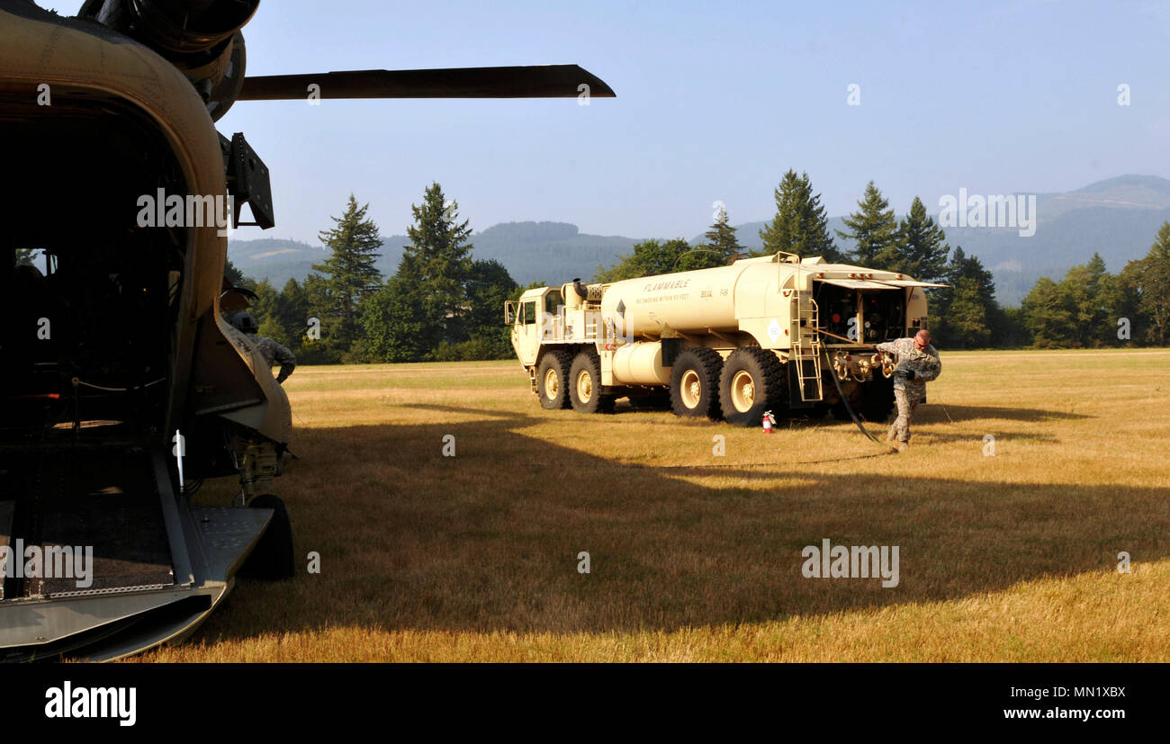 Oklahoma Army National Guard Sgt. Randall Maher, ein Spezialist mit 1 Bataillon, 168 Aviation Regiment, bereitet eine CH-47 Chinook Hubschrauber bei Davis helibase in der Nähe von Gates, Oregon, 7. August 2017. Zwei Chinook Hubschrauber aus die Pendleton, Indiana, basierte Einheit zusammen mit den notwendigen Besatzungsmitglieder fuelers, Betreuer und betriebspersonal sind die Bereitstellung zusätzlicher Unterstützung für die Brandbekämpfung an der Whitewater Brand im Mount Jefferson Wilderness Area. (Oklahoma Army National Guard Foto: Staff Sgt. Anita VanderMolen, 115 Mobile Public Affairs Abteilung) Stockfoto