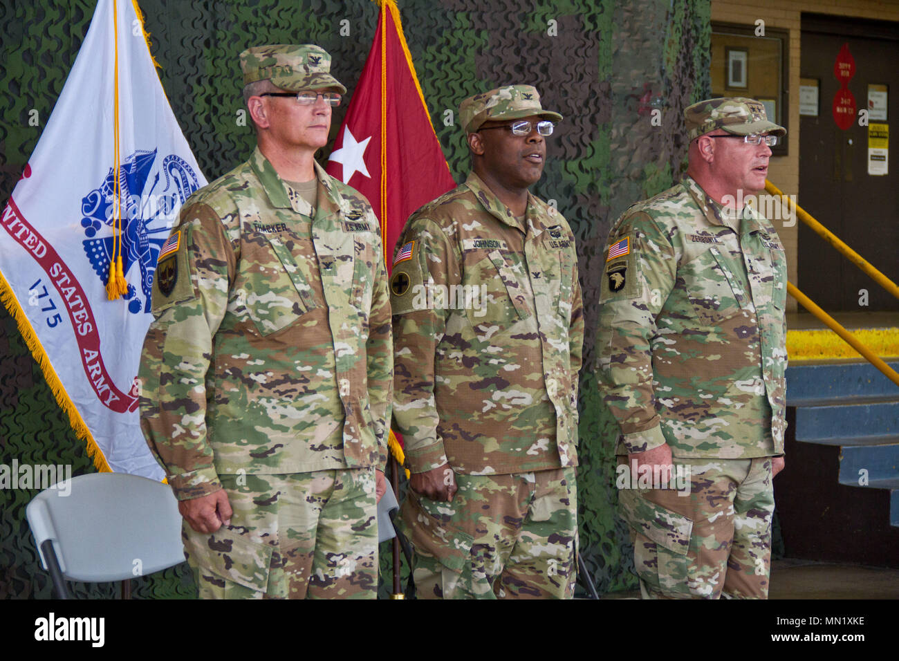 Oberst Rodney Thacker von Chatham, Illinois, der scheidende Kommandeur des 65 Truppe Befehl; Oberst Nick Johnson von Evanston, Illinois, die eingehenden Kommandant der 65-Truppe den Befehl, und Generalmajor Michael Zerbonia von Chatham, Massachusetts, der Assistant Adjutant General-Army der Illinois National Guard, geben Sie den 65-Truppe Befehl zum Ändern des Befehls Zeremonie am Lager Lincoln in Springfield, Illinois, 12.08.13. (U.S. Armee Foto von SPC. Daniel Lograsso, 139 Mobile Public Affairs Abteilung) Stockfoto